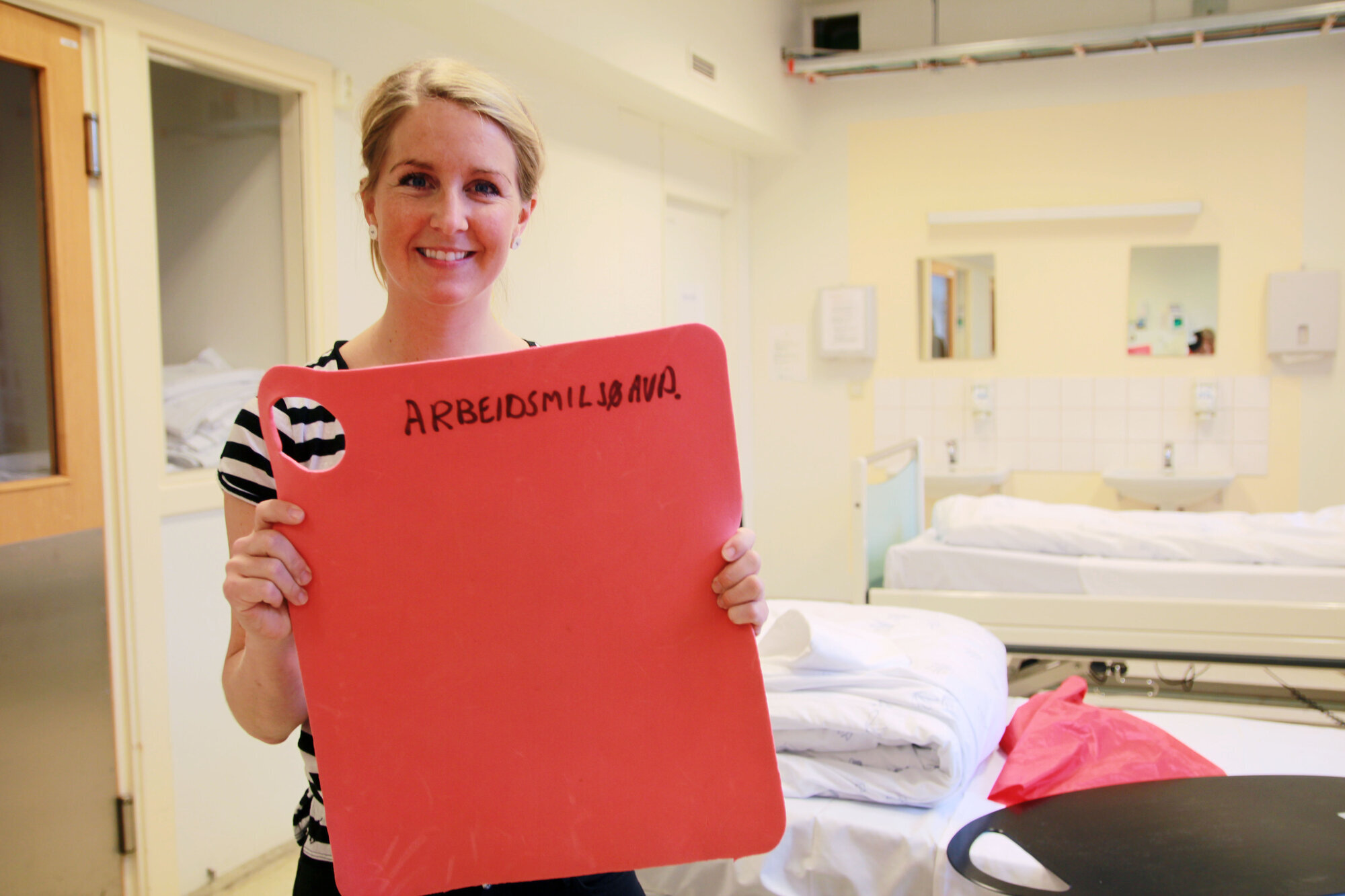 Bedriftsfysioterapeut Anne Aschehoug Loftu viser frem en antisklimatte. Bildet viser bedriftsfysioterapeut Anne Aschehoug Loftu som viser frem en antisklimatte.