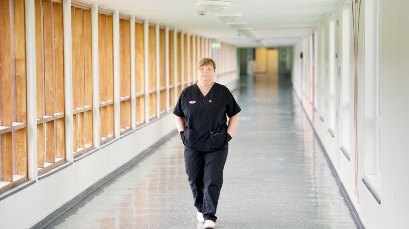 Bilder viser Britt Brox som går i en sykehuskorridor.