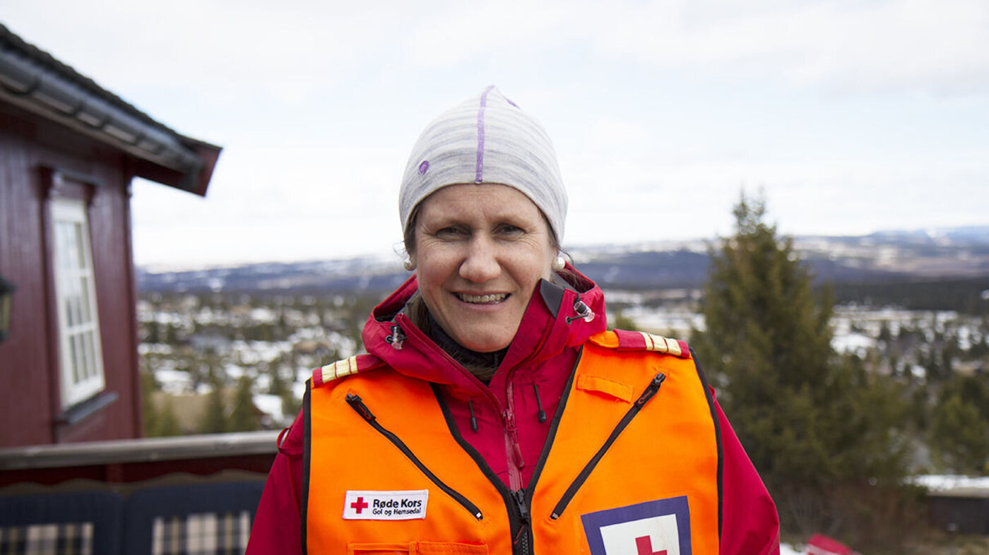 Cecilie Engum Blakkestad ser i kamera og har på seg Røde Kors-uniformen