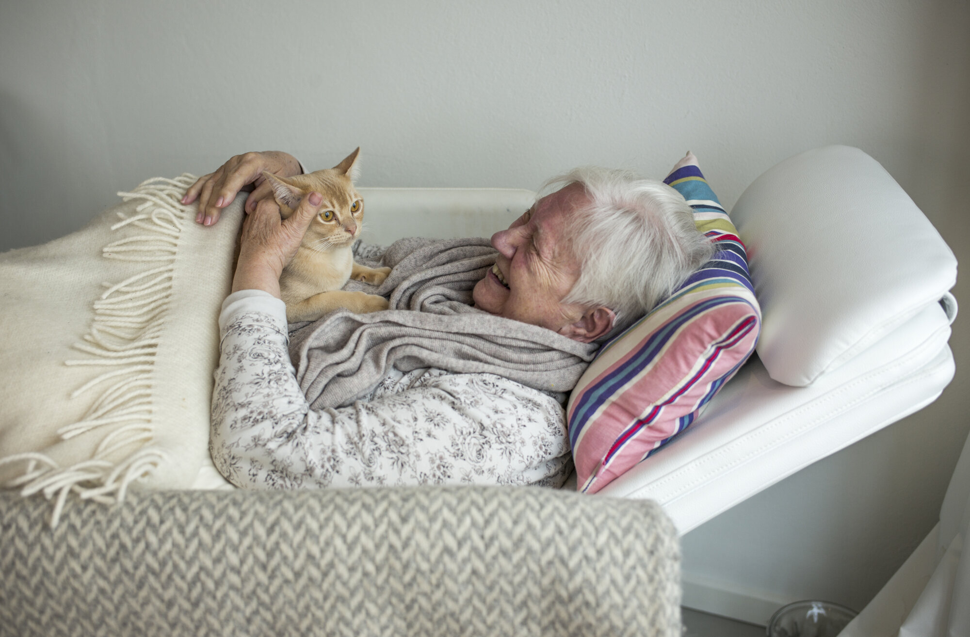 Beboer på sykehjem med en katt Beboer på sykehjem med en katt