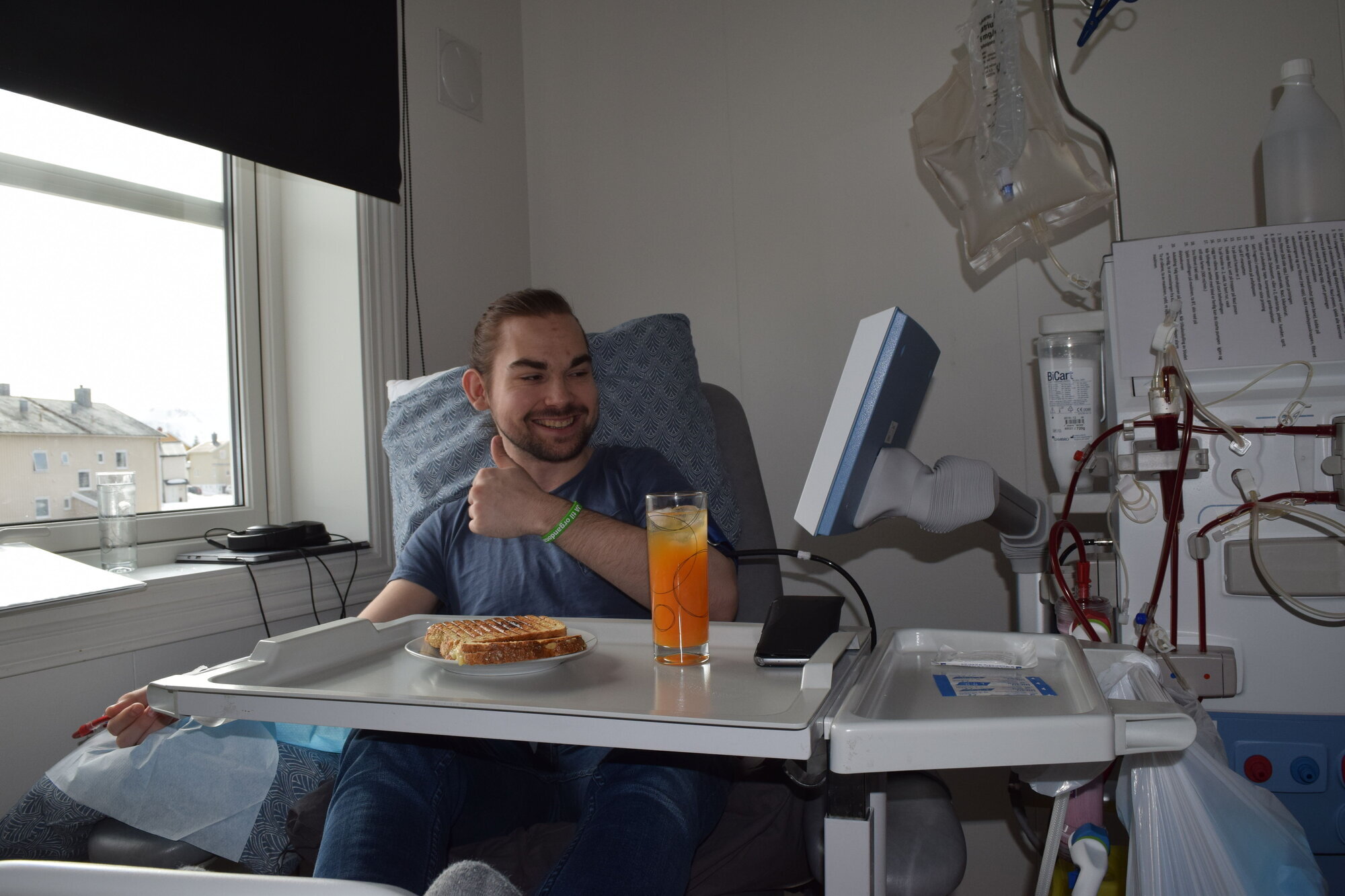 Dialyse og frokost Bildet viser Nikolai Raabye Haugen som spiser frokost mens han får dialyse