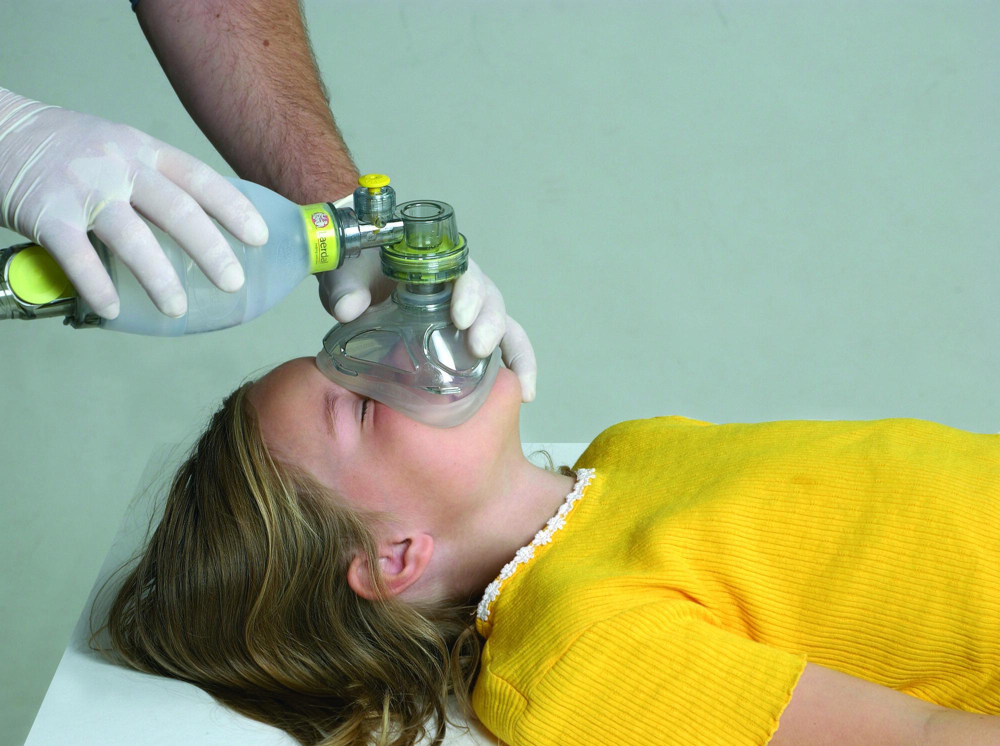Ventilering av barn med maske-bag Bildet viser et barn som blir ventilert med maske-bag