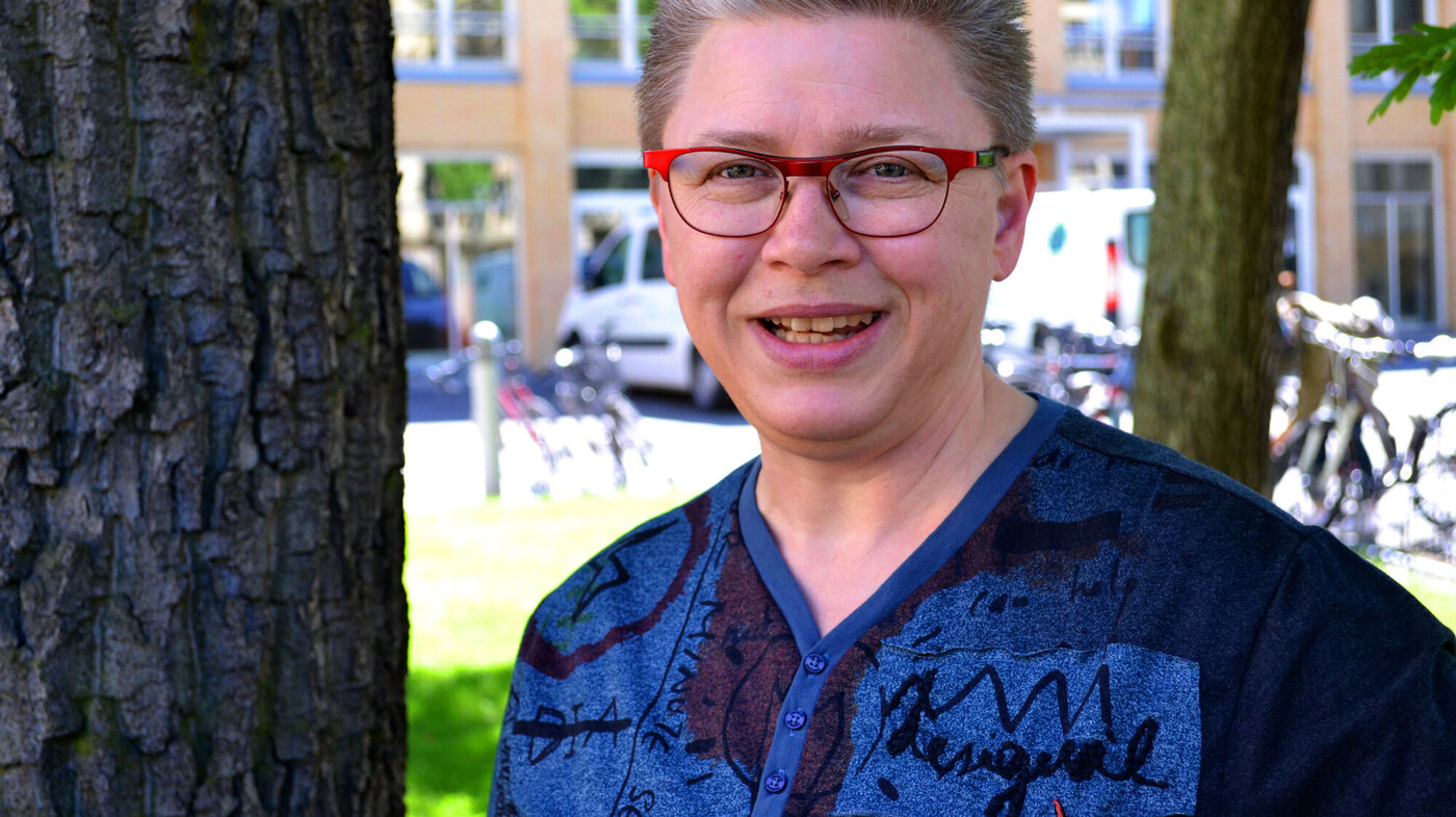 Forsker Kirsten Tornøe står utenfor Lovisenberg Diakonale Høgskole og smiler. 