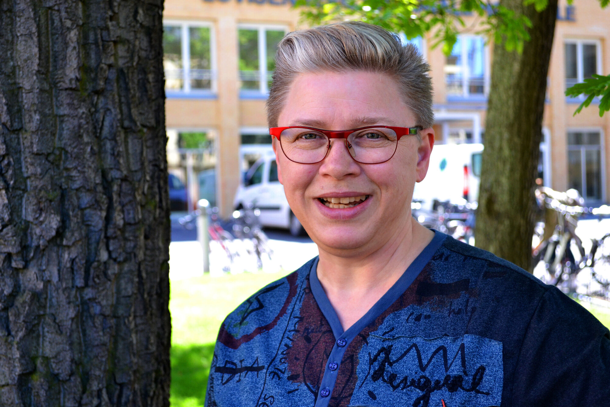 Forsker Kirsten Tornøe står utenfor Lovisenberg Diakonale Høgskole og smiler.