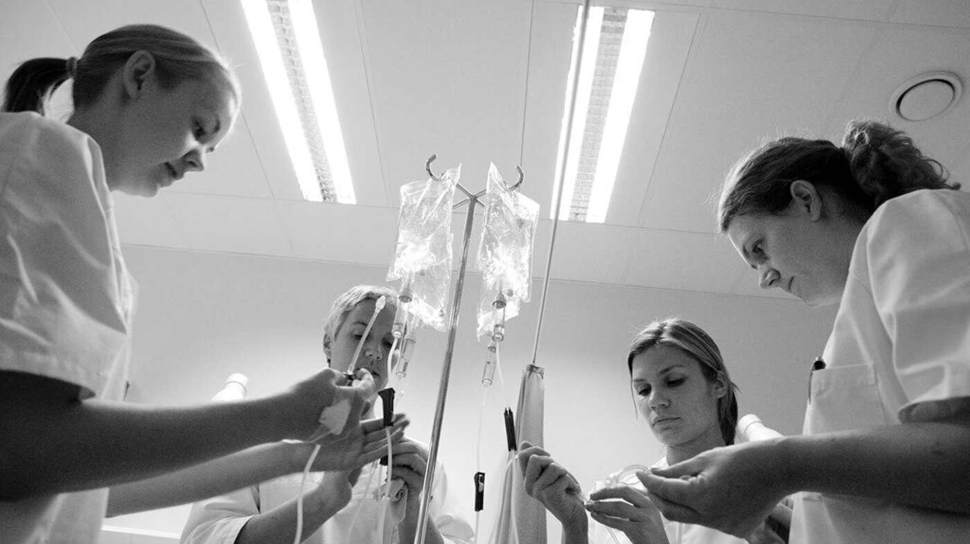 Sykepleiestudenter, infusjoner Sykepleiestudenter klargjør infusjoner