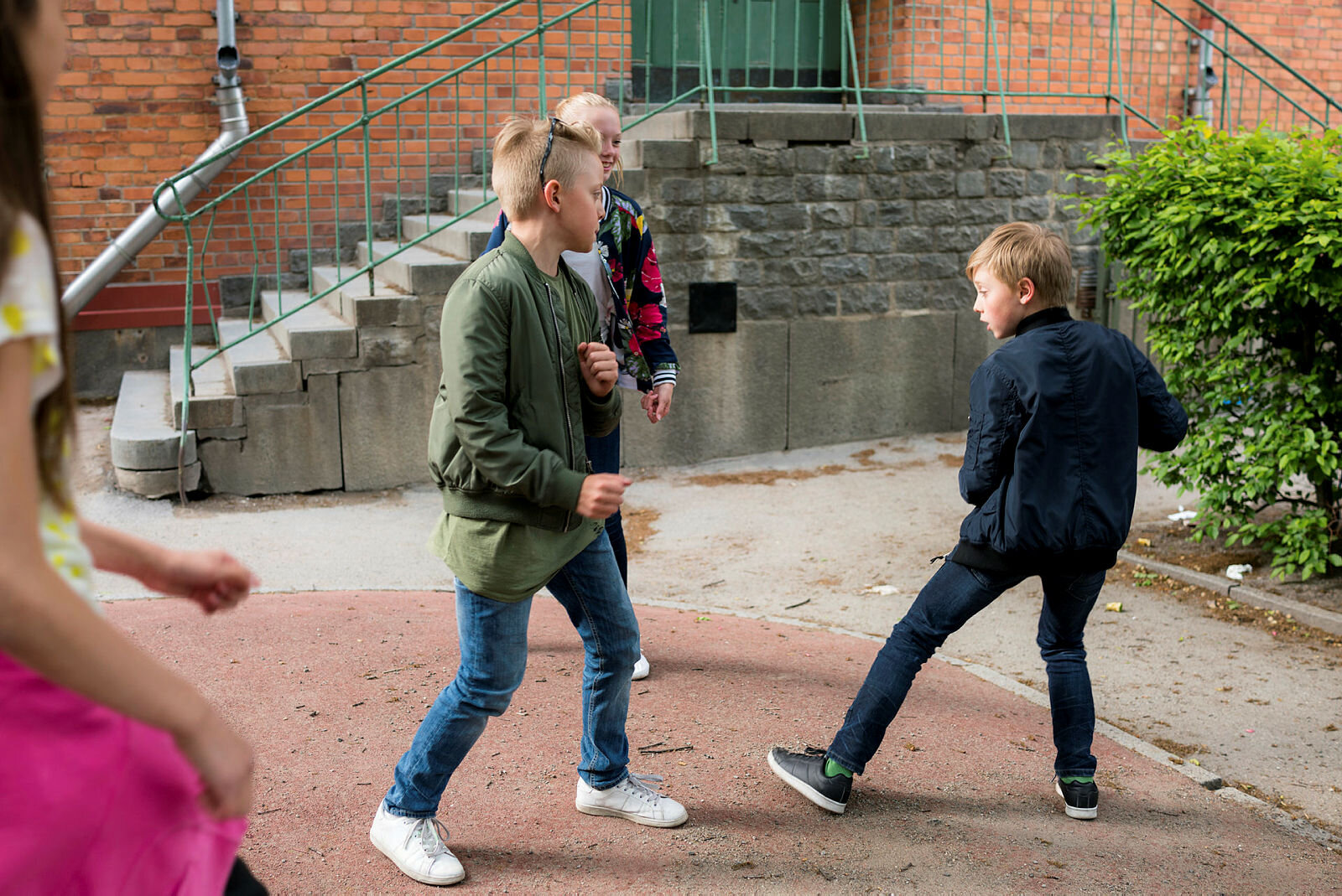 Skoleungdom slåss Ungdom slåss i skolegården