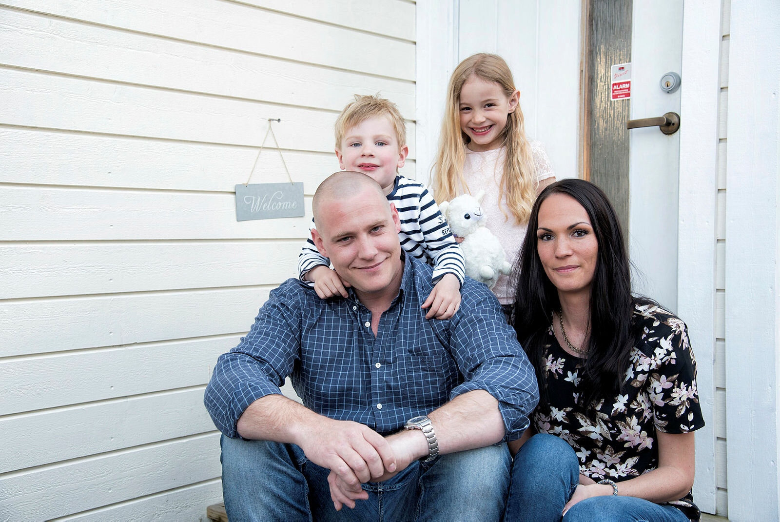 Mikkel fikk blod i mammas mage Bildet viser Mikkel og familien hjemme i Akershus.