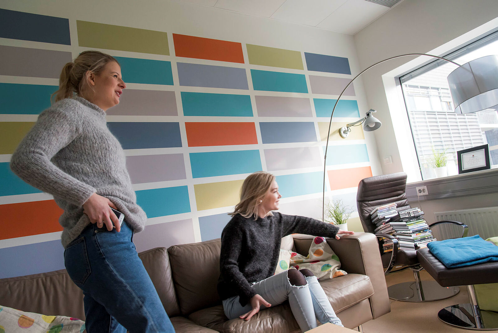 Bildet viser Guro Elshaug Schjønneberg og Josefine Rørvik Skåland på ungdomsrommet på Ahus.