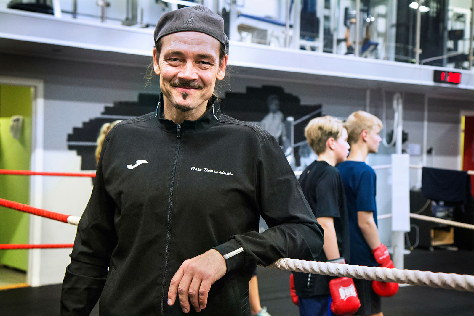 Johnny Carlsen, Oslo bokseklubb Boksetrener Johnny Carlsen er sertifisert i Rock-Steady-Boxing, og er trener for personer med Parkinsons sykdom