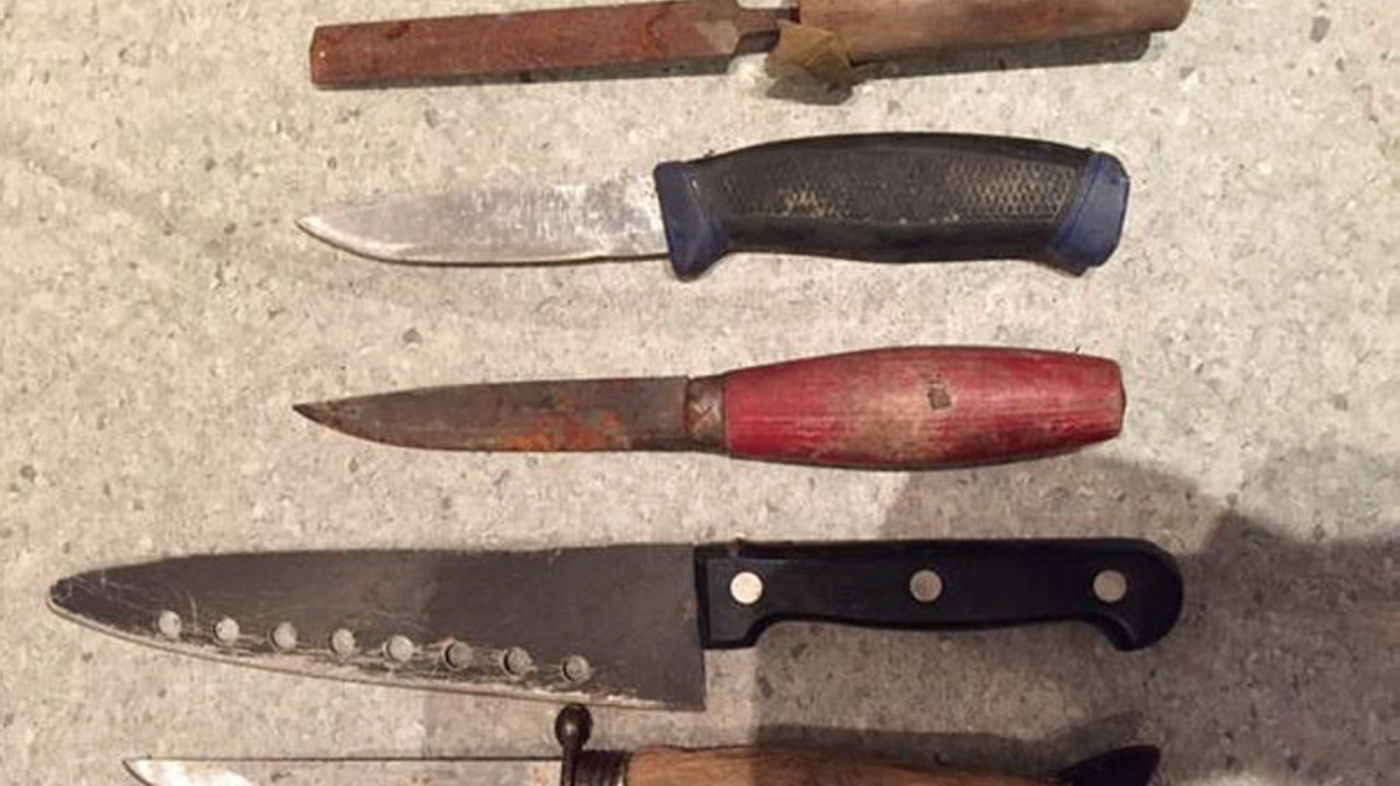 Diverse kniver, øks og andre håndvåpen