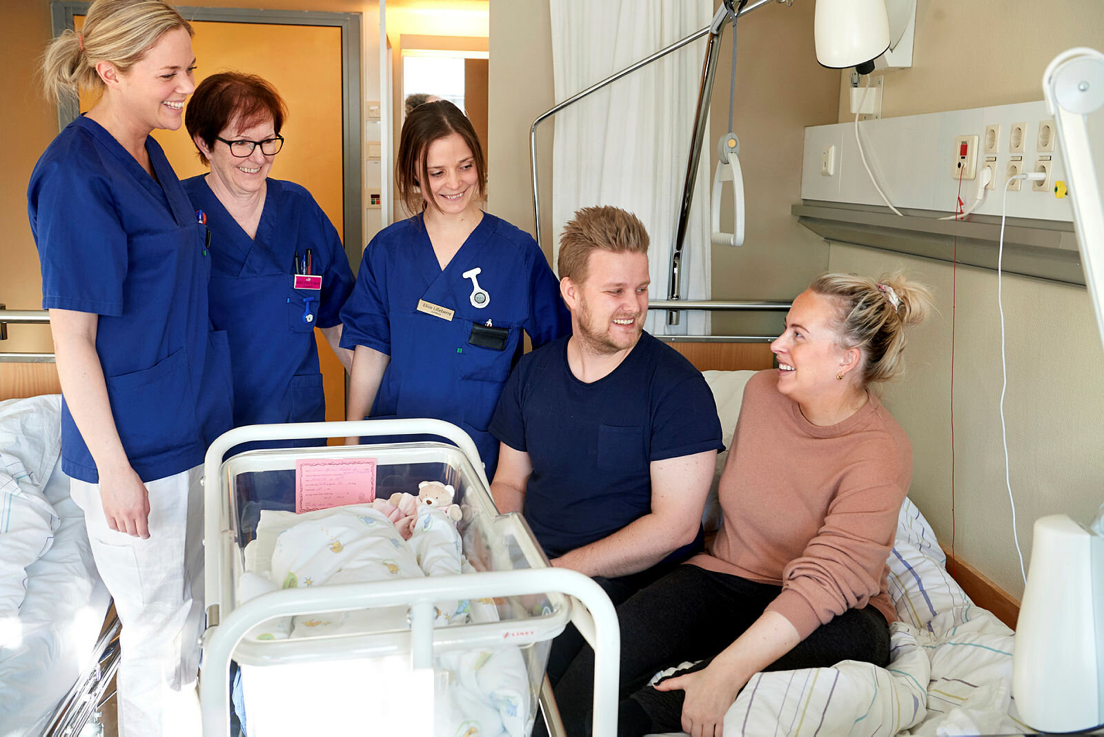 Barselkvinne og jordmødre på Sykehuset Namsos Bildet viser jordmødrene Ingri Himo, Bodil Urstad og Elise Lilleberre sammen med Anders Brøndbo og Emilie Hansen Meidal og datteren Elen.
