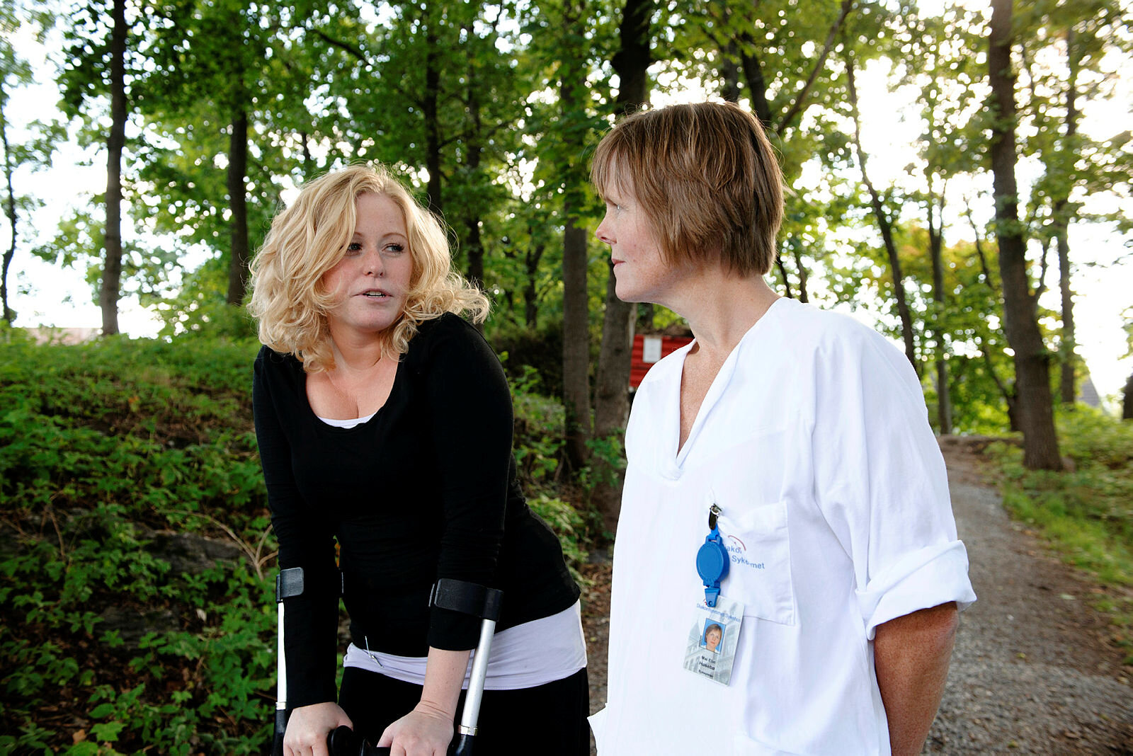 Revmatismepasient Anette Lieng Håkonsen og sykepleier Mai Elin Husebø.
