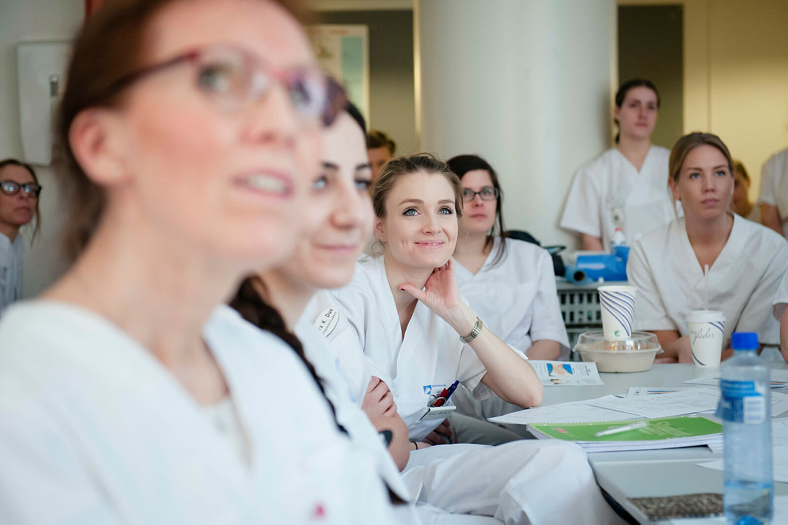 Sykepleierstudenter Bildet viser sykepleierstudenter i en undervisningssituasjon