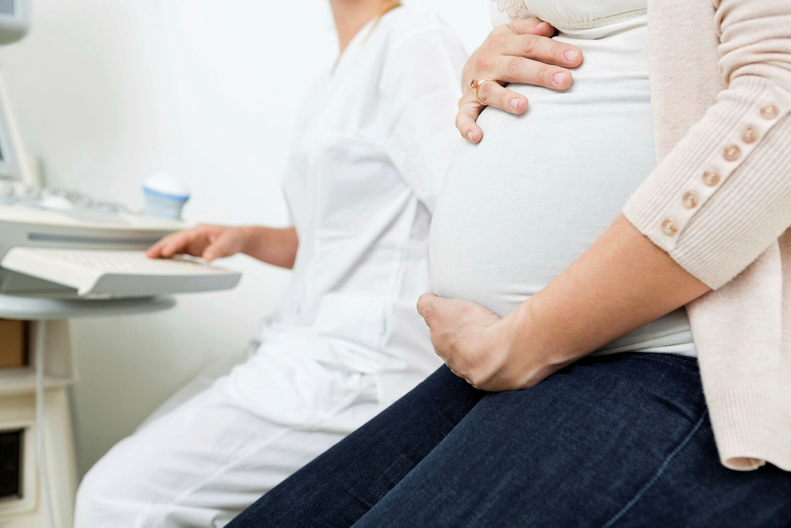 Jordmor og gravid kvinne Jordmor og gravid kvinne