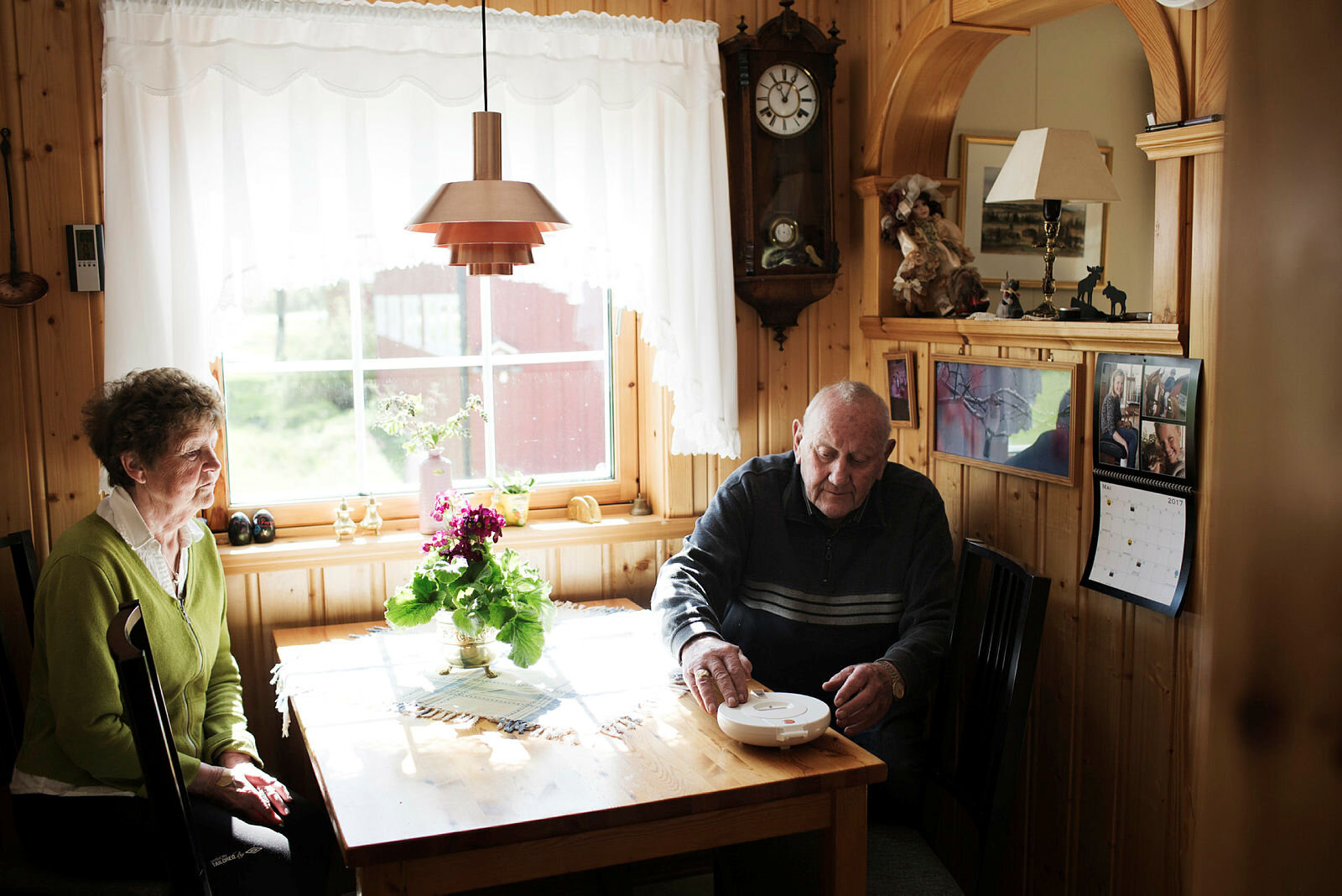 rolseth Berit og Bardo Rolseth med medisindispenseren Pilly hjemme på kjøkkenet i Selbu