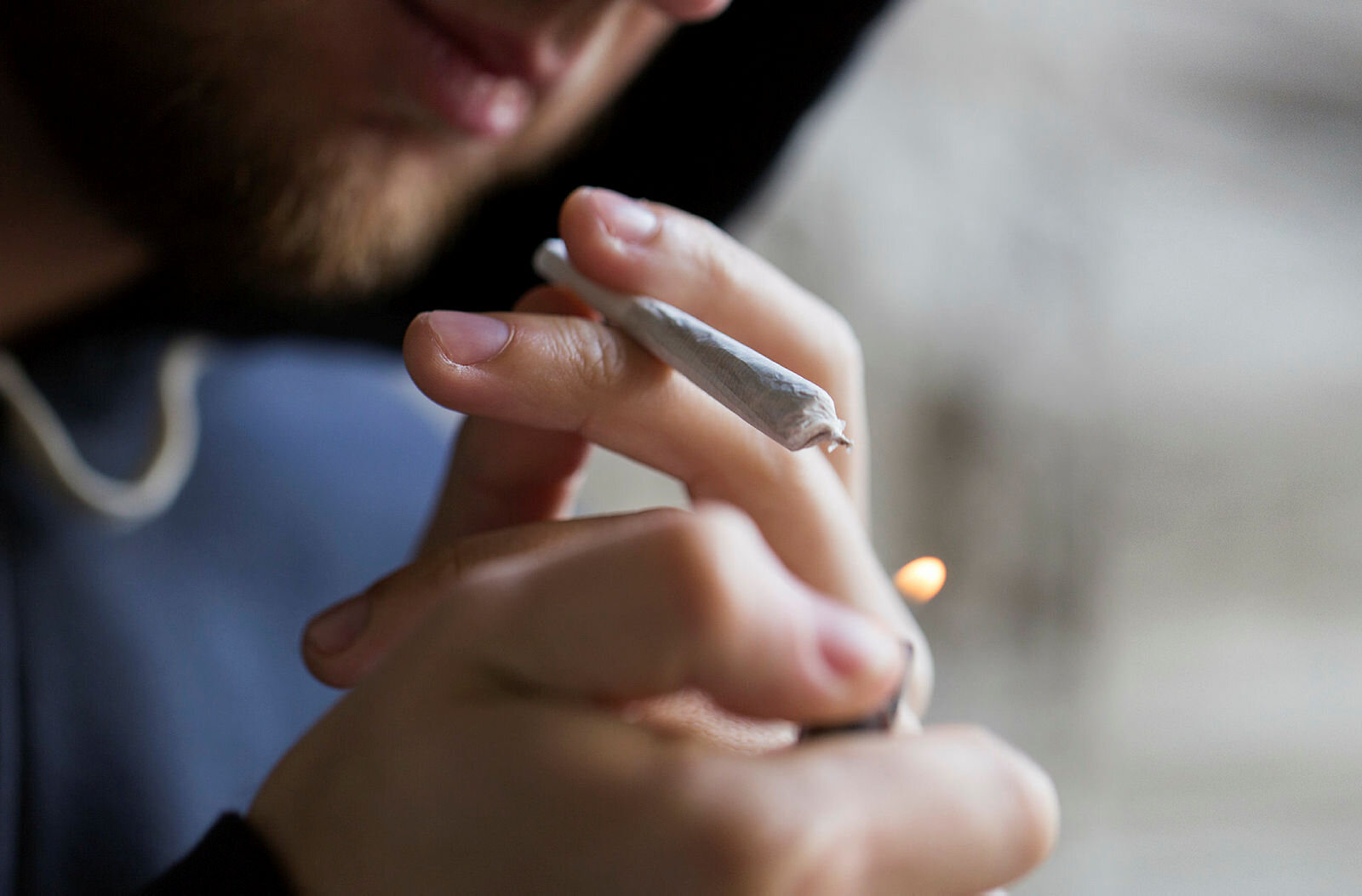 Hasj Bildet viser en person som er i ferd med å tenne en joint