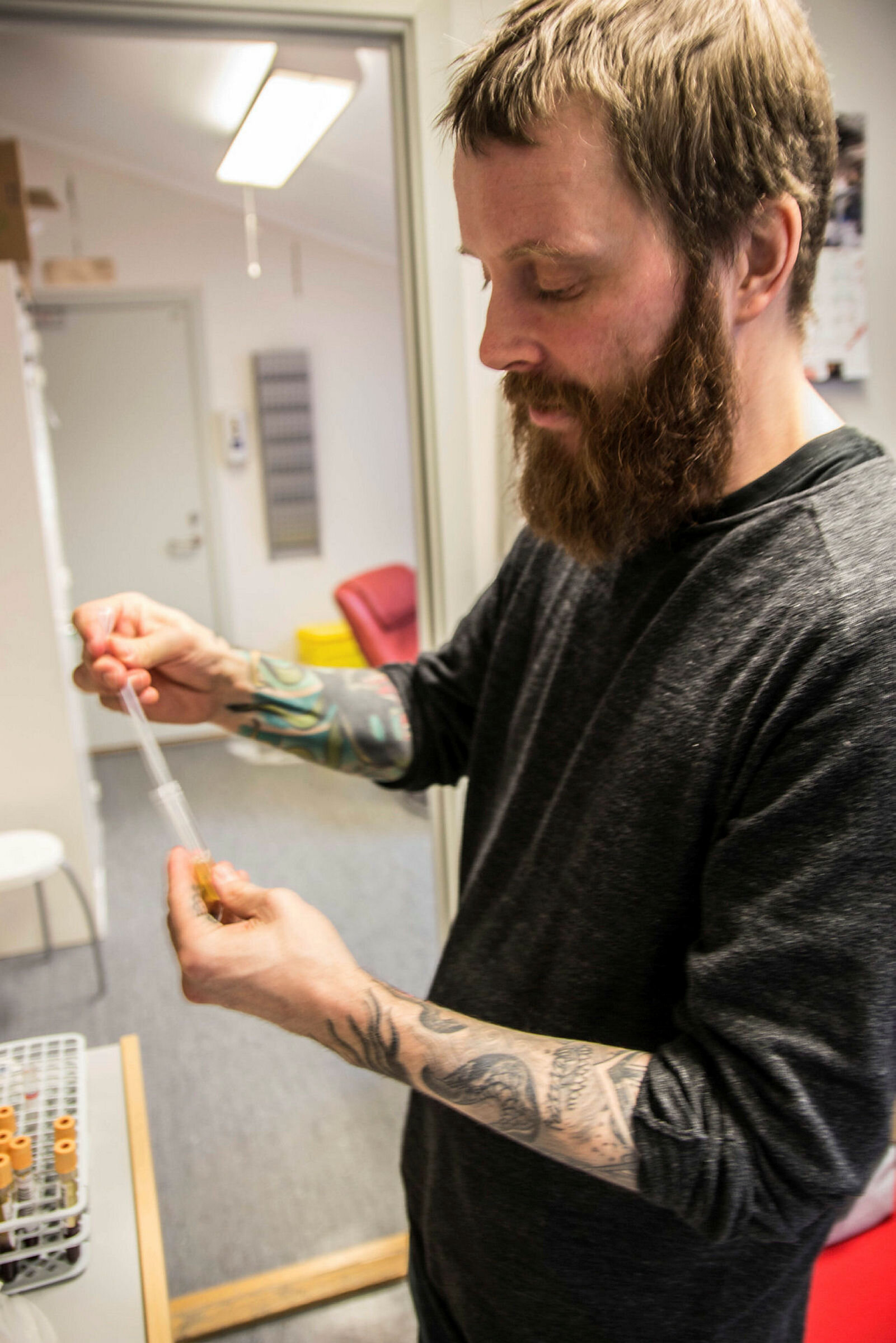 Øystein Sager Backe Bildet viser Øystein Sager Backe som håndterer prøvene hepatitt C-klinikken har tatt ute denne dagen.