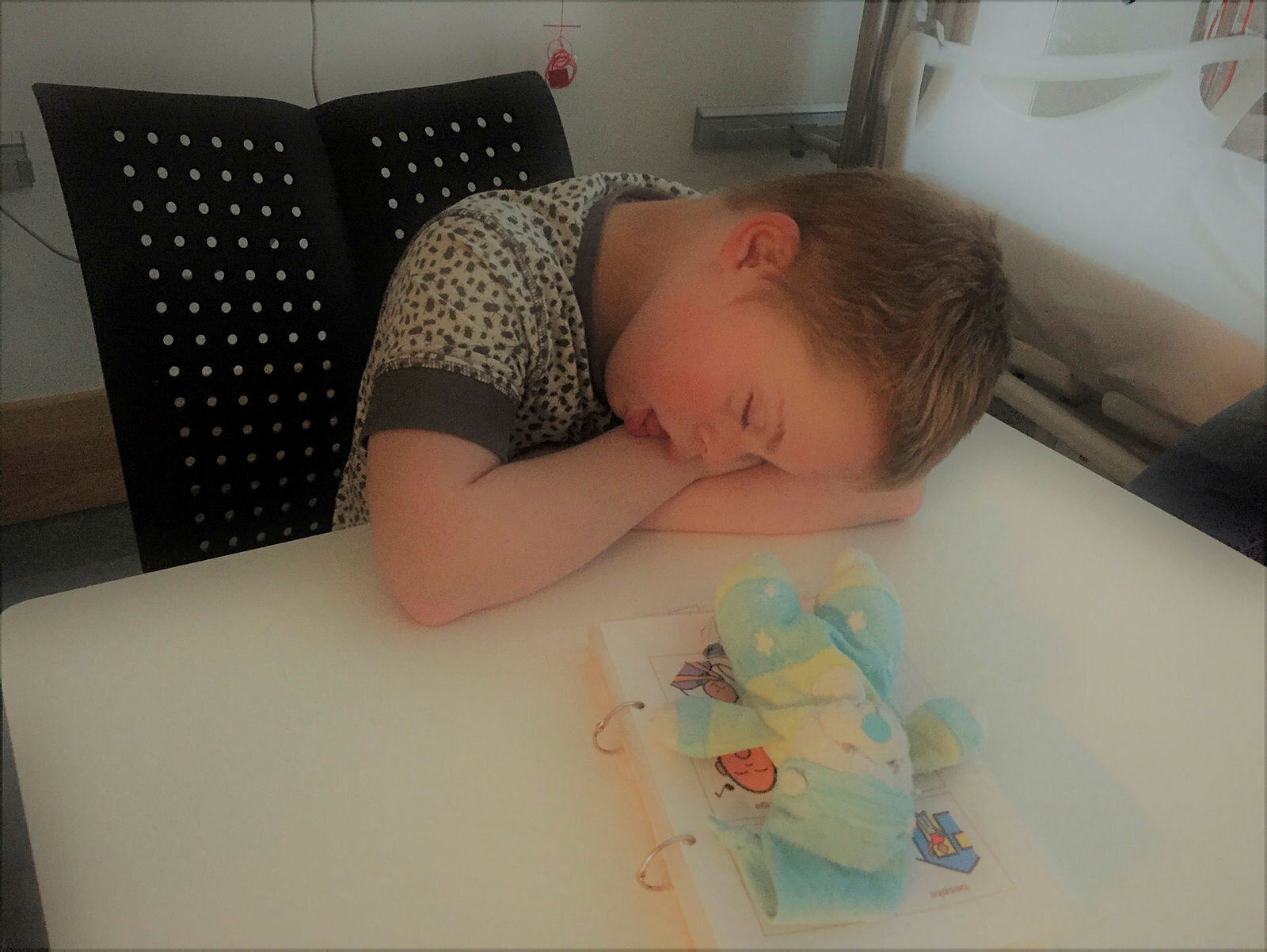 niåringen Gutten sover ved bordet etter mislykkete forsøk på sondenedleggelse.