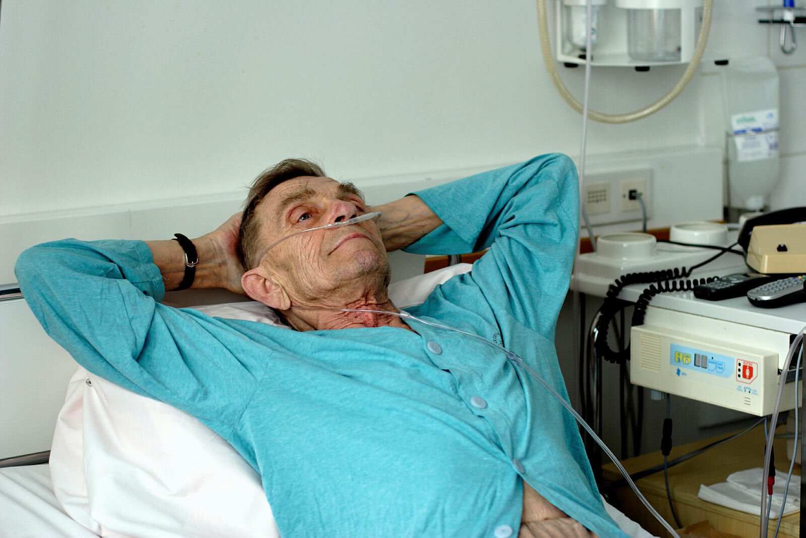 Mann med kols Bildet viser en eldre mann med kols som ligger i en sykehusseng.