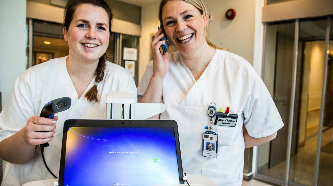 Bildet viser Helle Marie Henriksen og Jane Røed med elektronisk identitetskontroll for blodposer, ortopeden, Sykehuset Vestfold.