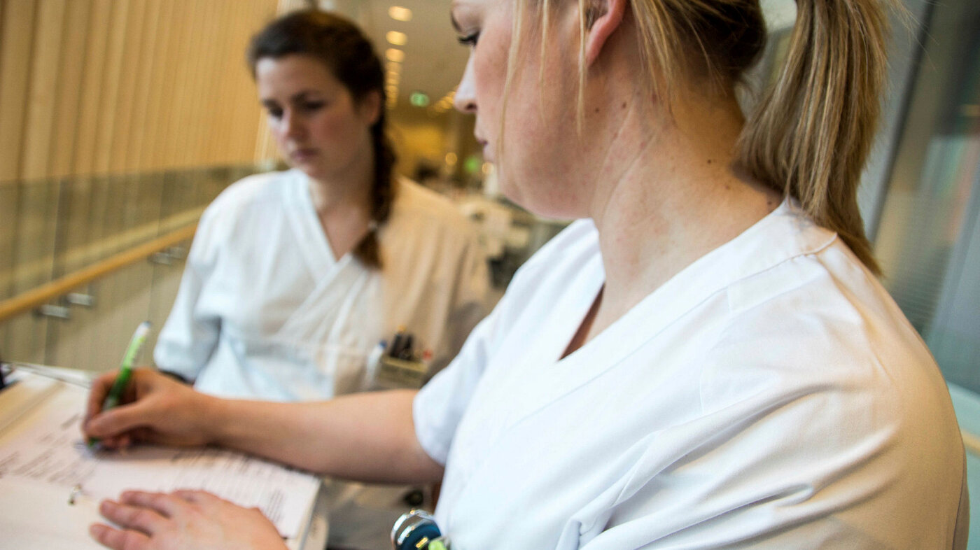 Bildet viser Helle Marie Henriksen og Jane Røed med elektronisk identitetskontroll for blodposer, ortopeden, Sykehuset Vestfold