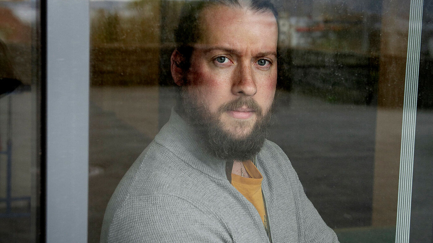 Trond Solholm står bak et vindu ved akuttmottak på Sandviken sykehus.