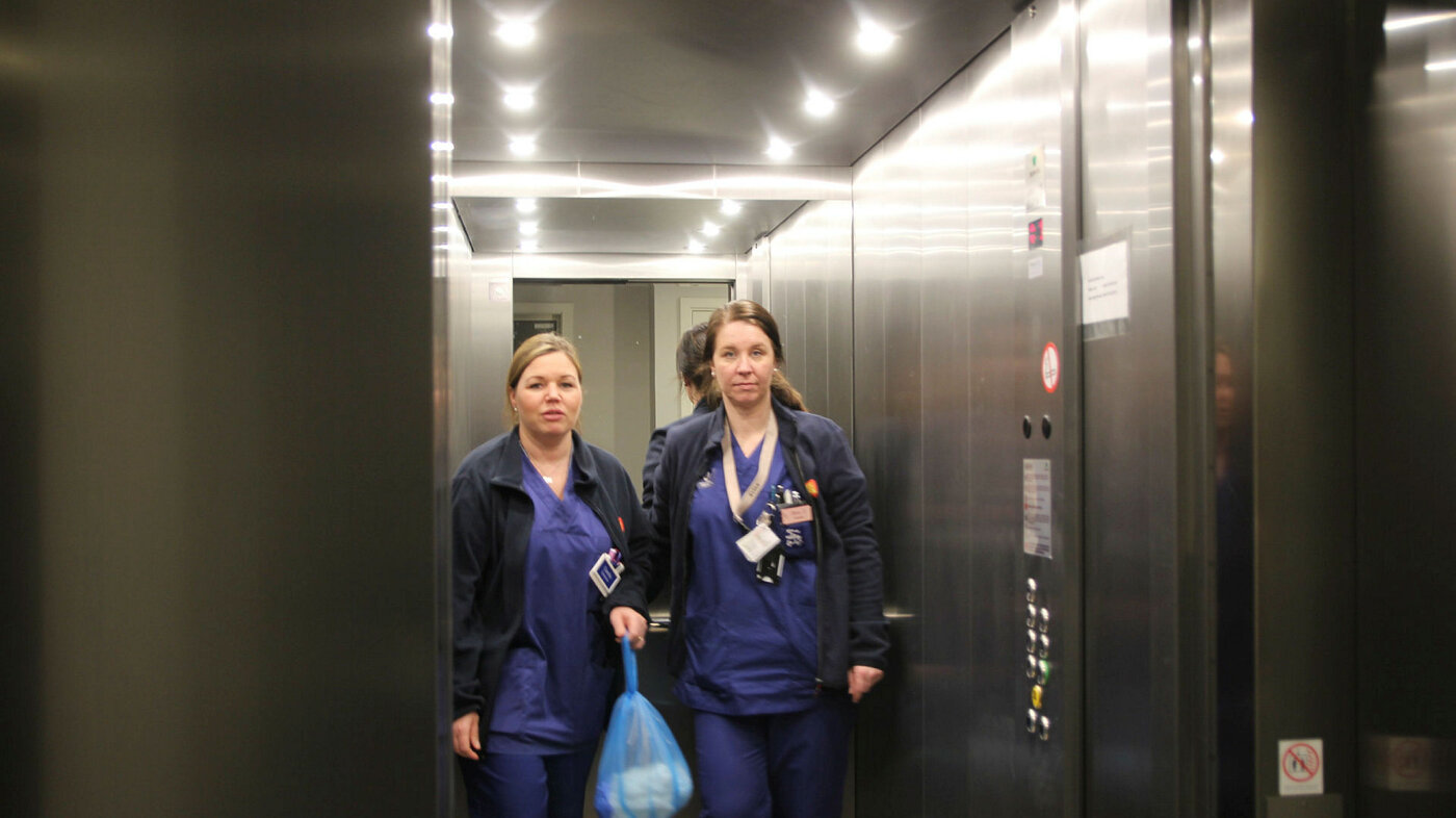 Stine Skaarberg og Camilla Saenger i heisen etter fullført oppdrag