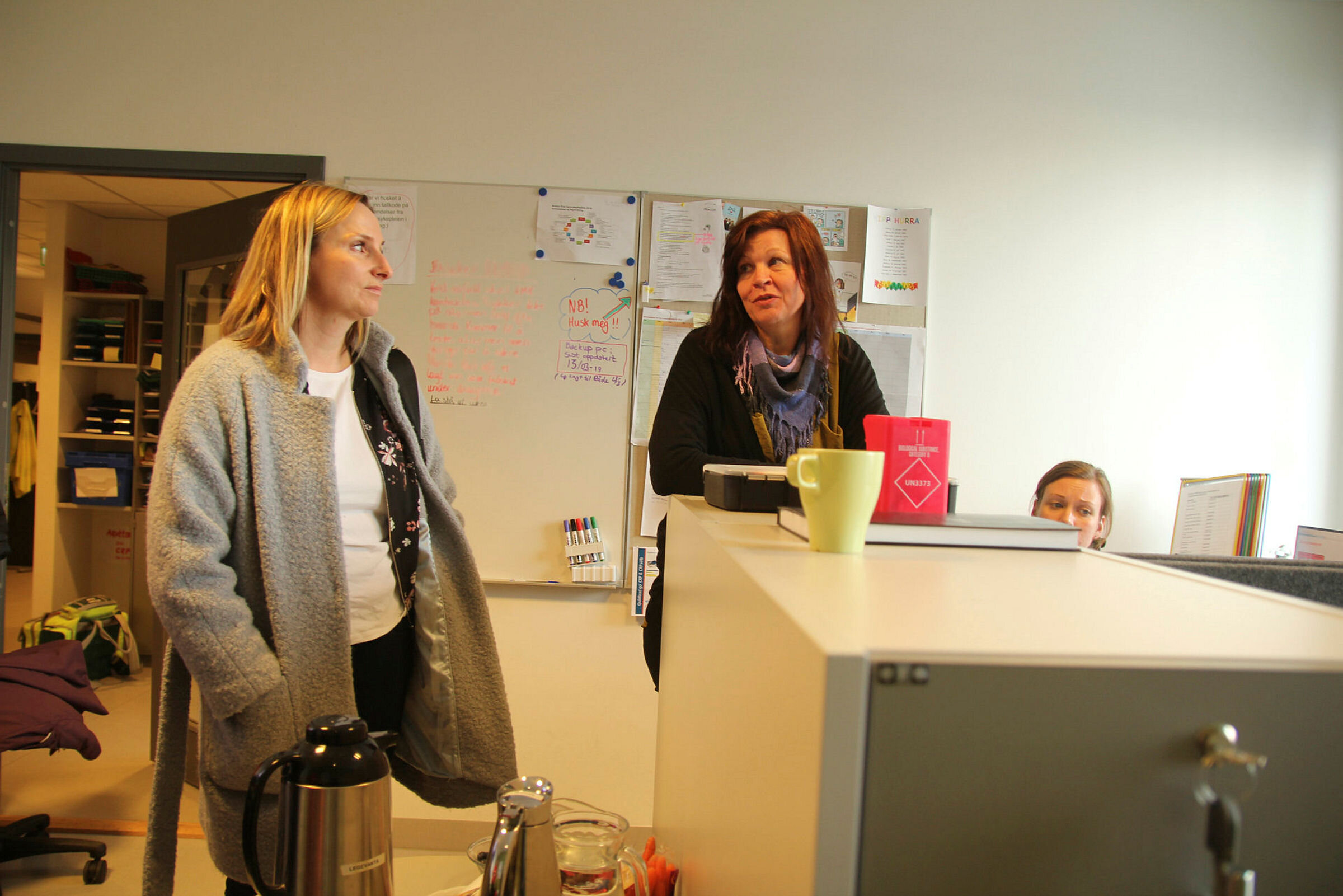 Anne-Britt Gustavsen Sande (t.v.) og Tonje Myrvold inne på Helsevakta. Anne-Britt Gustavsen Sande (t.v.) og Tonje Myrvold inne på Helsevakta.