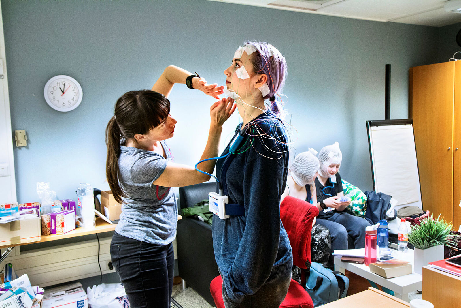 Simulerer nattarbeid i lyslabb, UiB Simulerer nattarbeid i lyslabb, UiB, Institutt for samfunnspsykologi. T.v. Jelena Mrdalj og psykologistudent Gina Løge Flemmen