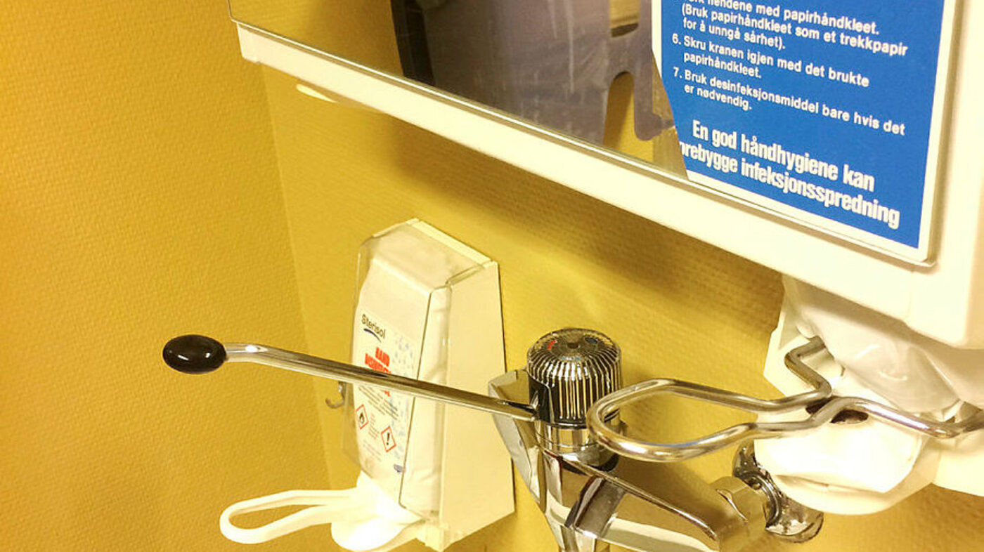 Vask av hendene instruksjon ved håndvask og såpedispenser
