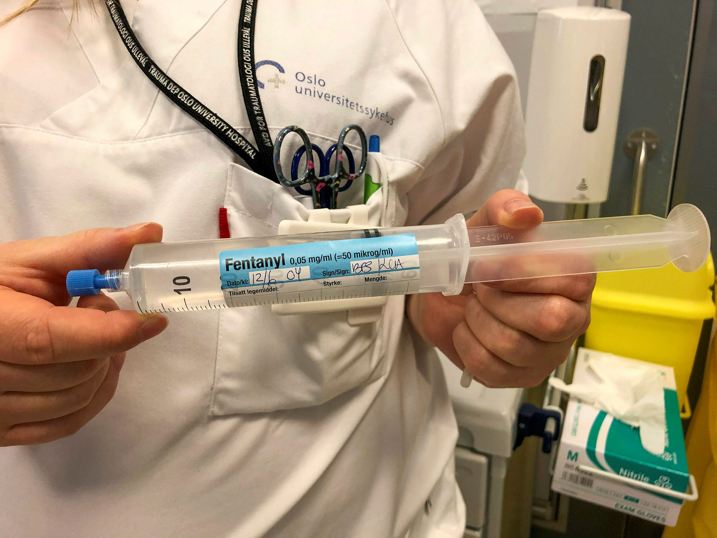 Fentanyl i sprøyte Bildet viser en hånd som holder en sprøyte med fentanyl.