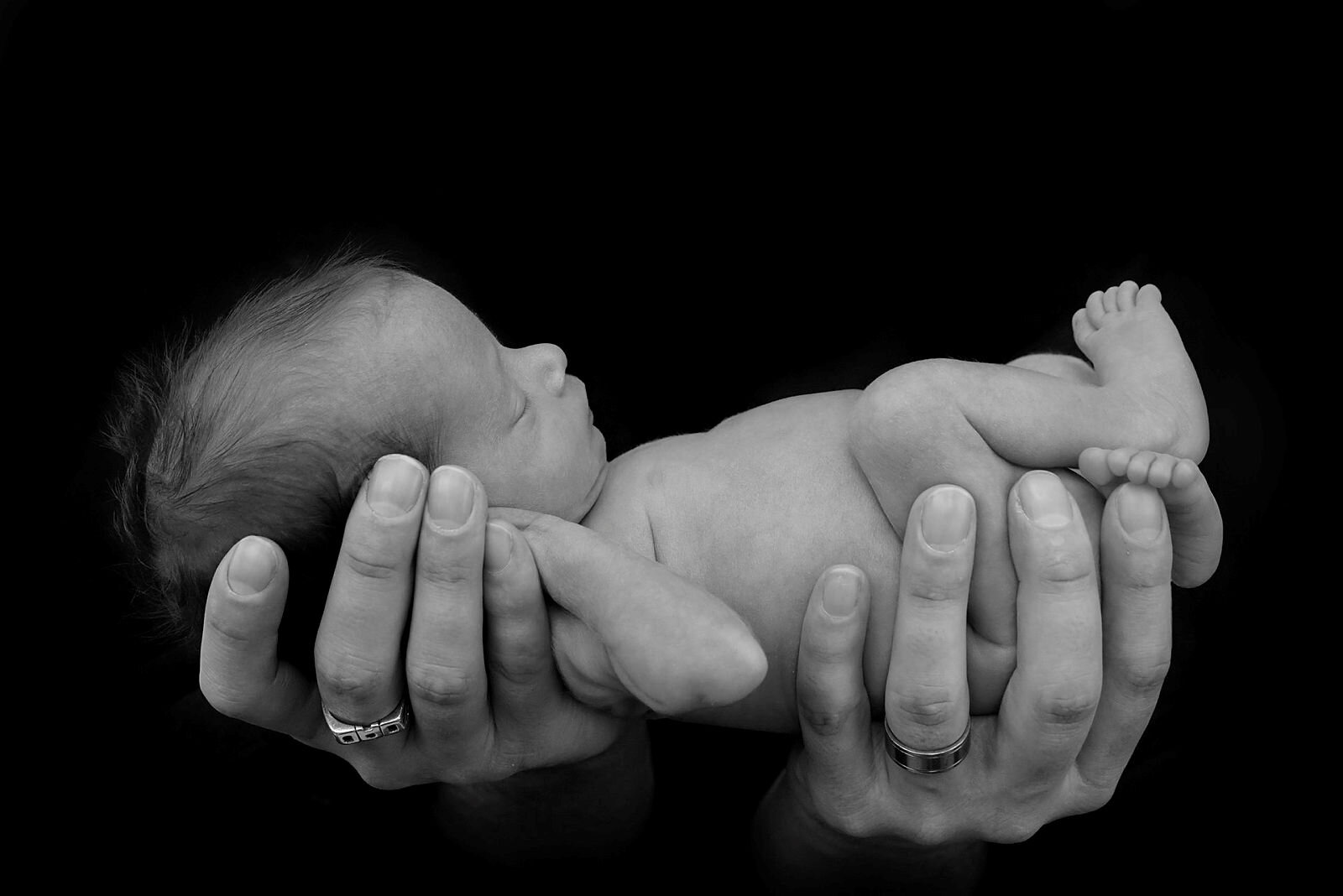 Baby Et prematurt barn som holdes i sin fars hender.