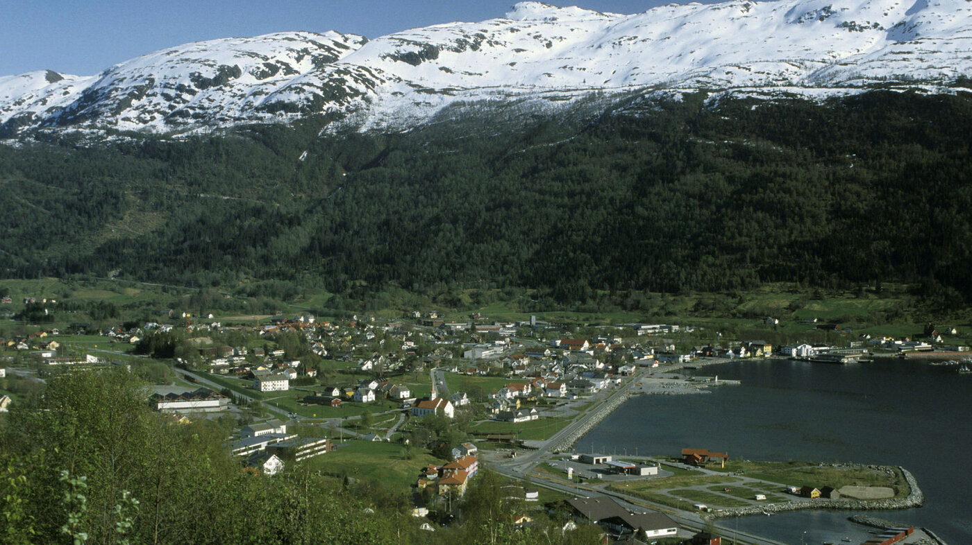 Oversiktsfoto over Nordfjordeid, administrasjonssenter i Eid kommune