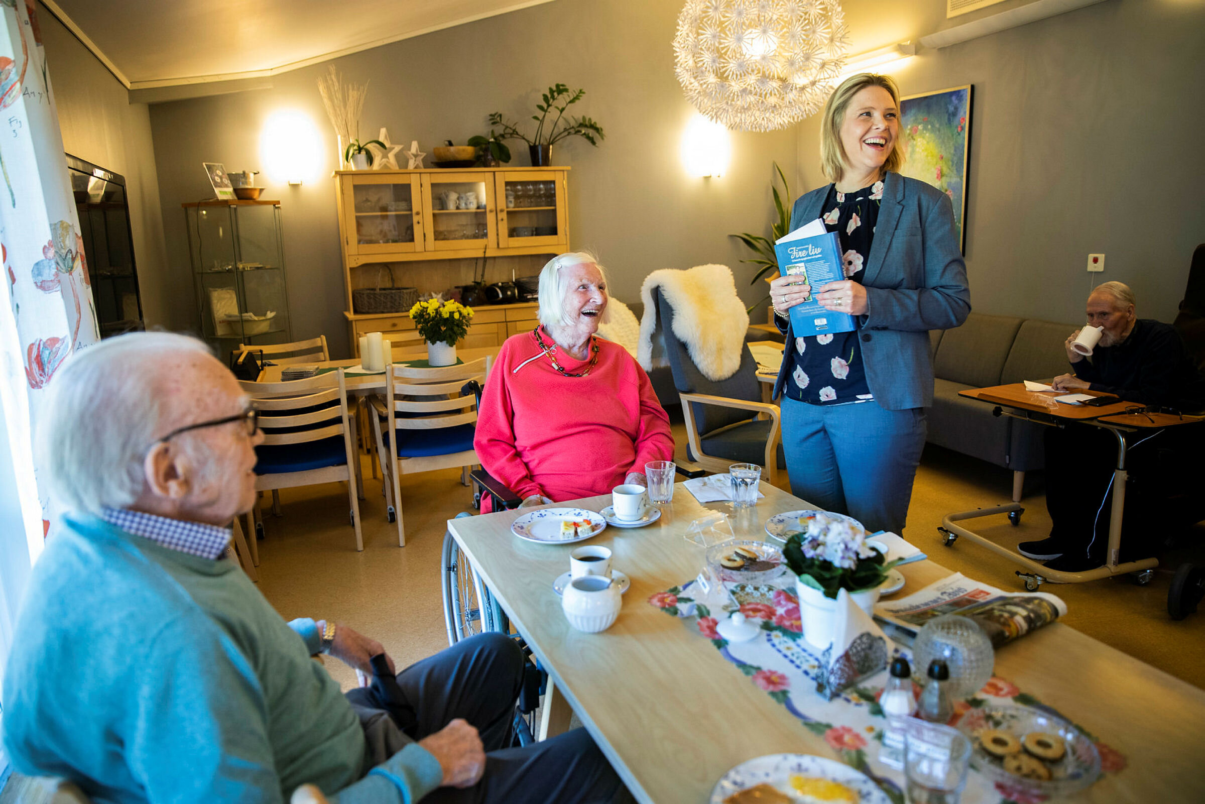 Sylvi Listhaug Eldre- og folkeminister Sylvi Listhaug treffer beboere, pårørende og ansatte på Hobøl Bo- og behandlingssenter. . F.h.: Sylvi Lis... Credit: NTB scanpix