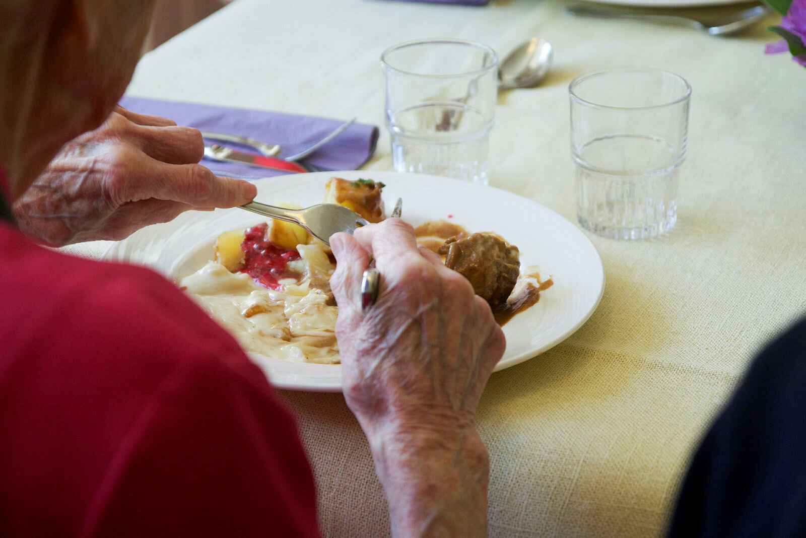 Middag Bildet viser en eldre mann eller kvinne som spiser middag