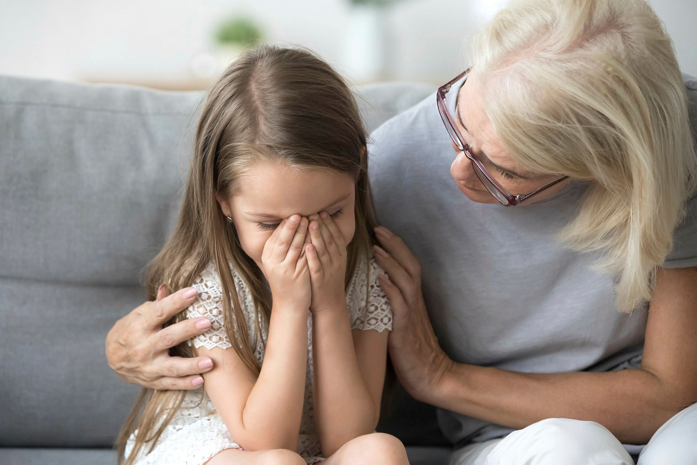 Helsesykepleier og jente Helsesykepleier og jente