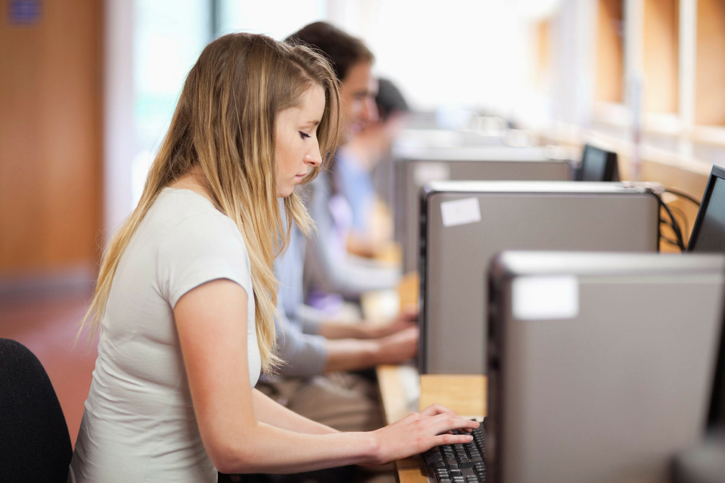 Studenter på lesesalen Bildet viser studenter som sitter foran PC-er på lesesalen.
