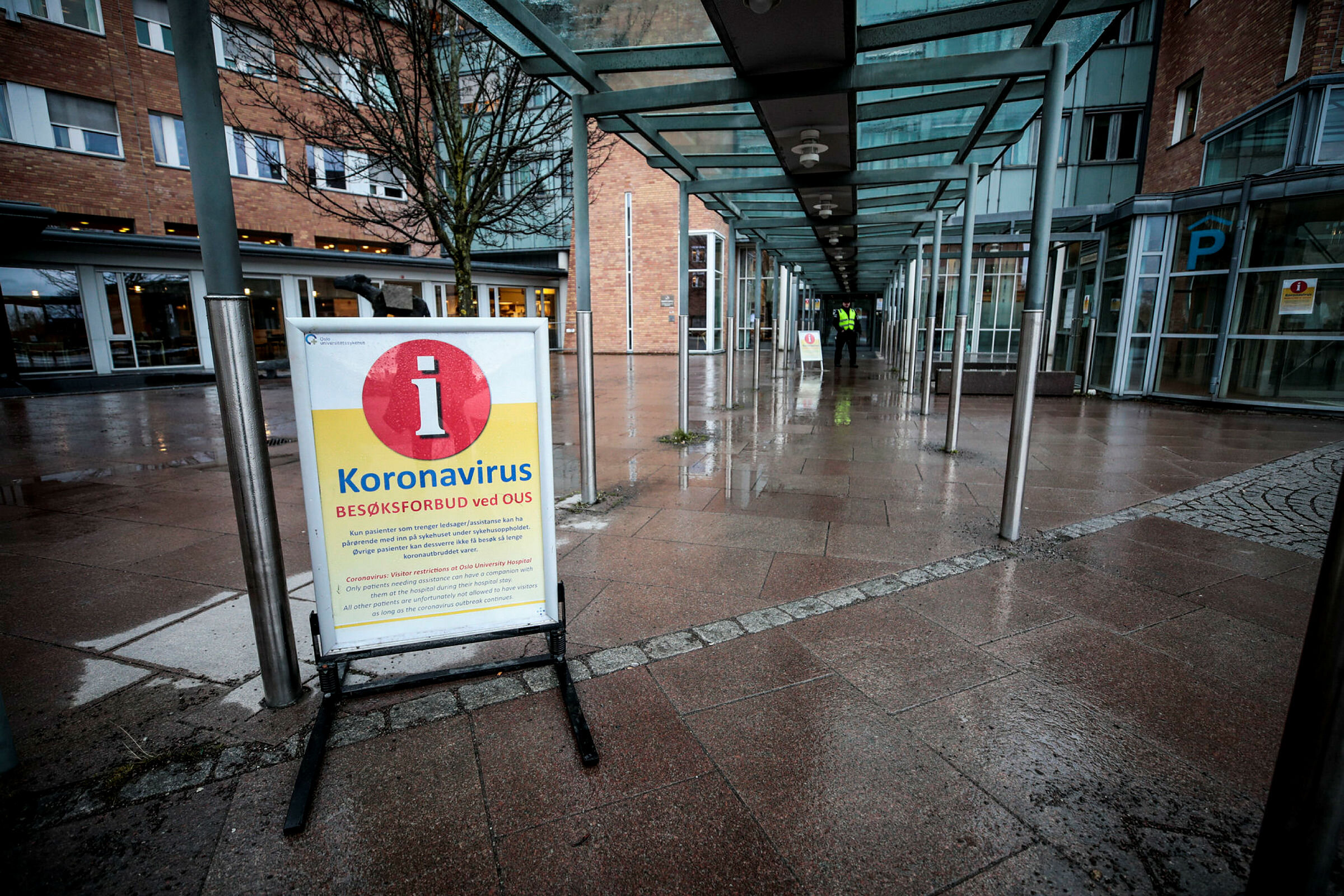 OUS-skilt Korona-skilt utenfor OUS