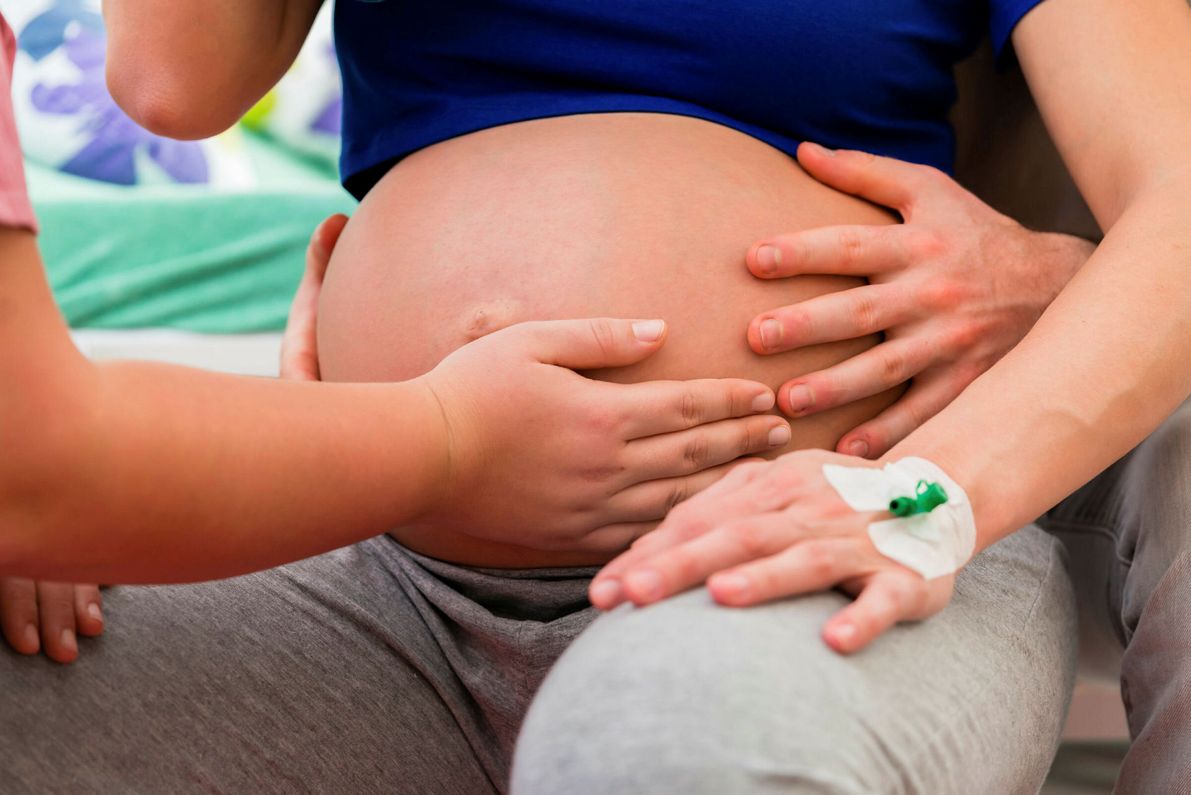 jordmor sykpleier holder på gravid mage