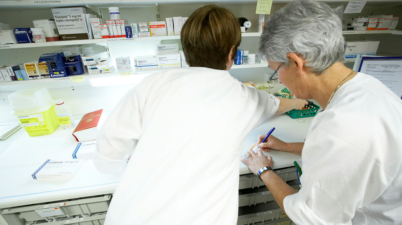 Sykepleier Anne Nilsen (til høyre)  og Rita Monroe forbereder medisiner  på Moss sykehus.