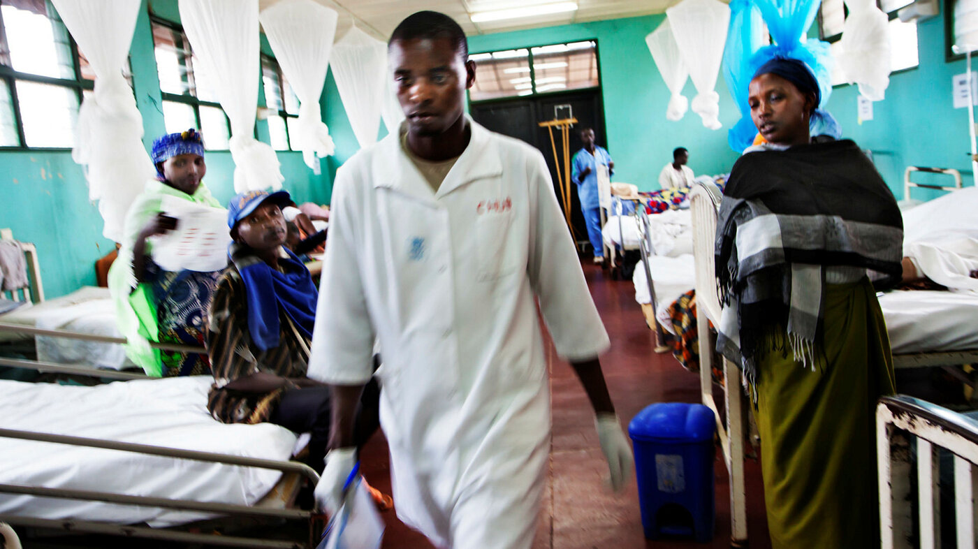 Fra Rwanda. Universitetssykehuset i Butane. Mannen i hvitt er sykepleier. 