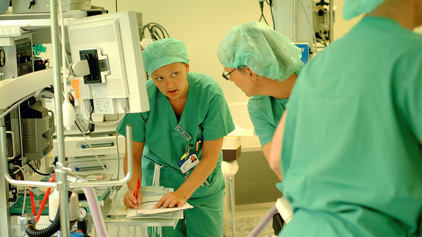 Operasjonssykepleiere og anestesisykepleier i arbeid.