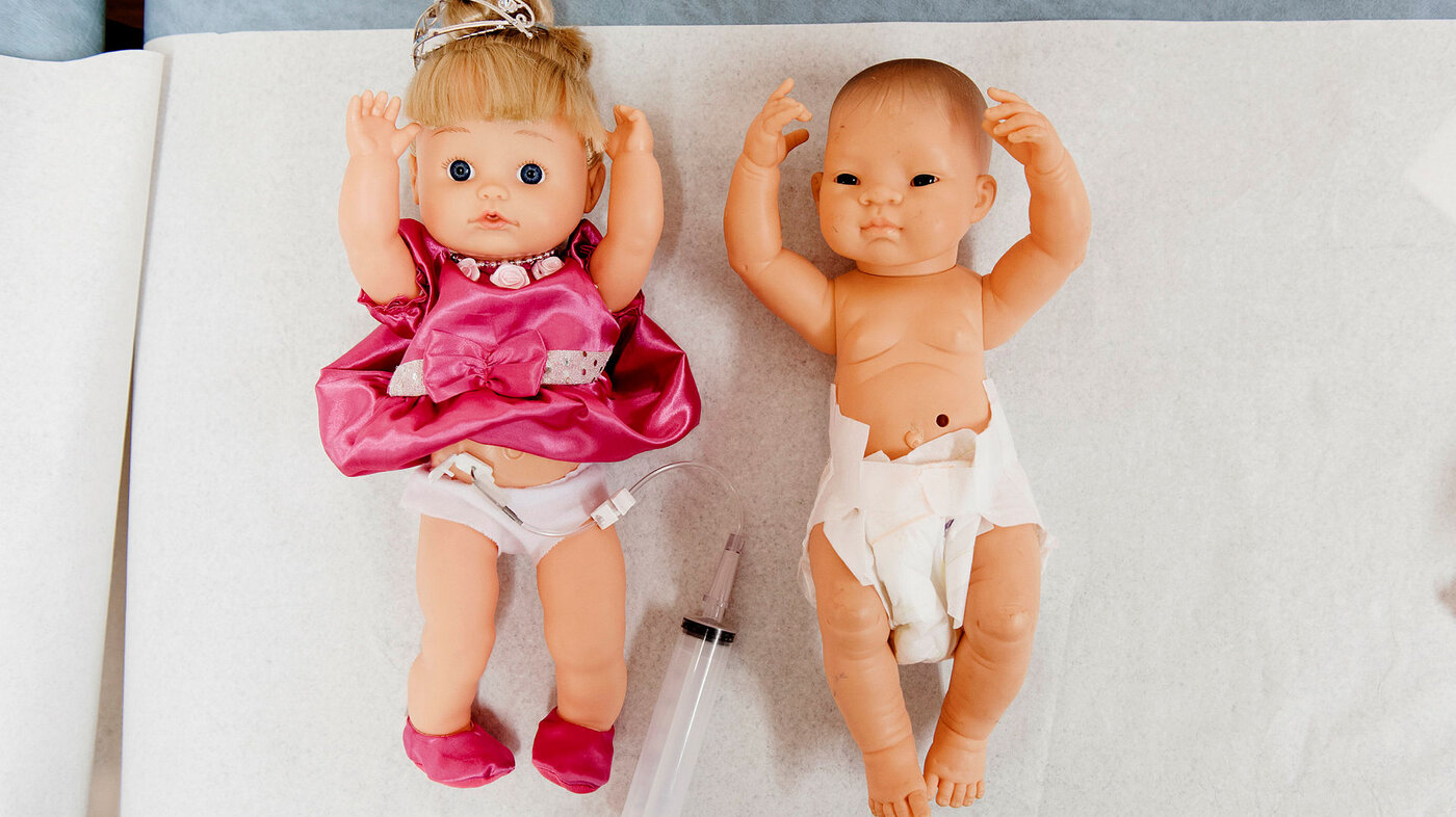 Bildet viser to dukker med stomi, som brukes til å veilede barn som trenger stomi.