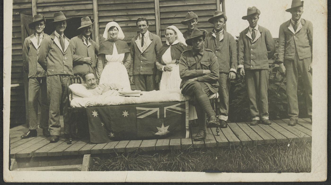 Hilda Samsing Sykepleierne Hilda Samsing sammen med australske soldater under første verdenskrig