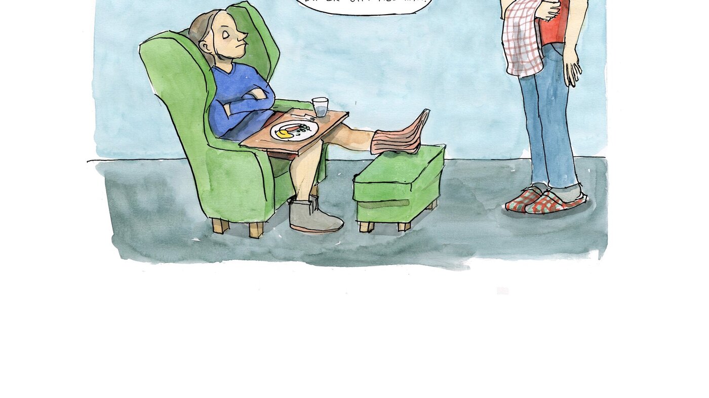 Illustrasjonen viser en dame med skadet fot som sitter i en lenestol med et matbrett på fanget. Mannen står foran henne og sier: "Nei, du kan ikke sparke sykehuskokken, du er gift med ham."