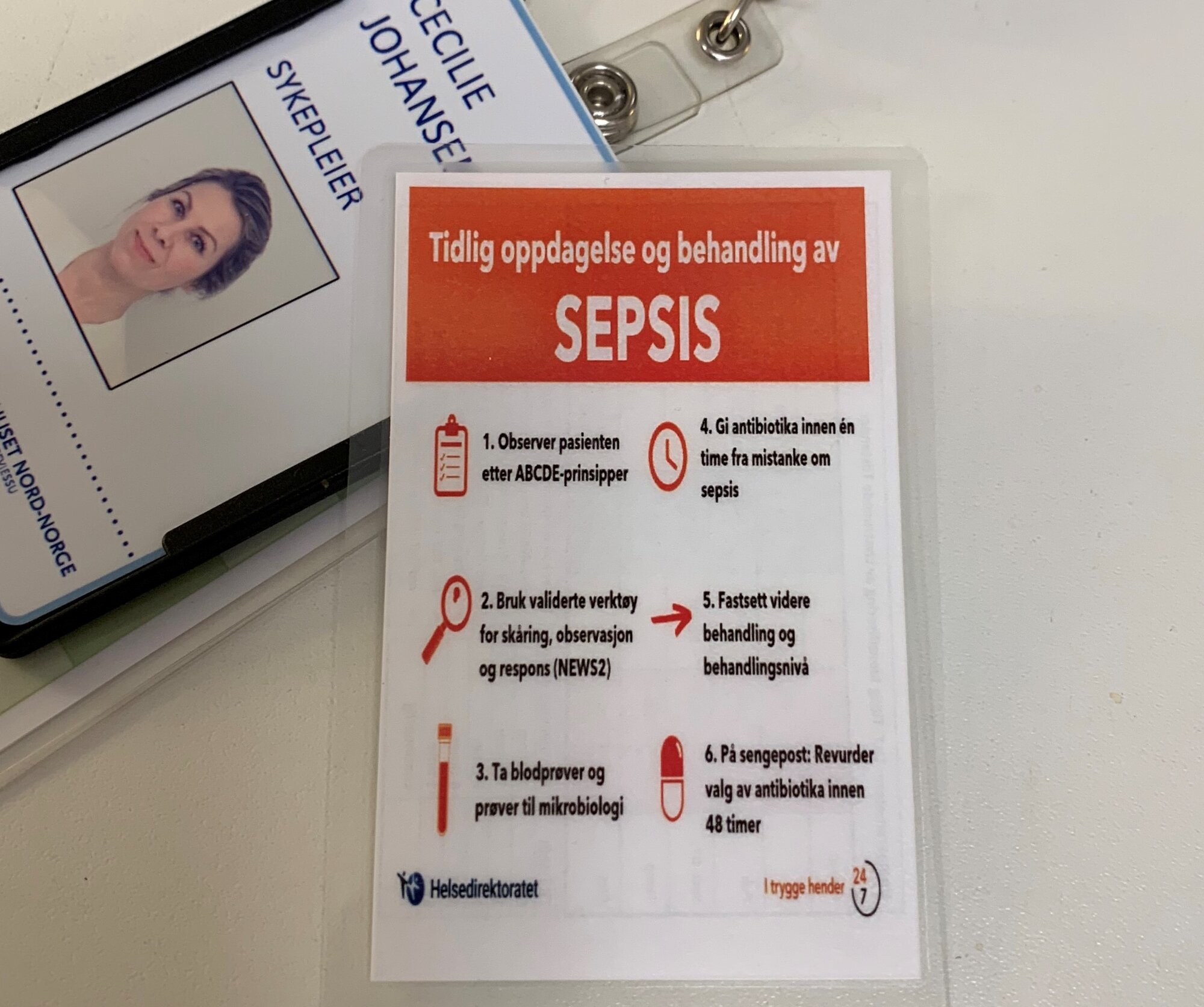 sepsis, sjekkliste, UNN Bildet viser sjekklisten for sepsis ved siden av et navnekort.