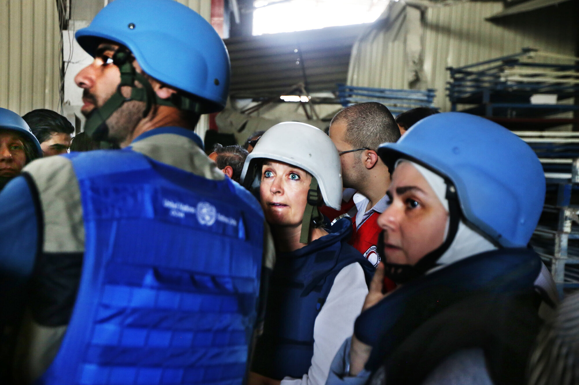 Elizabeth Hoff i WHO i Douma i Syria Elizabeth Hoff og kolleger i sikkerhetsutstyr når de skal levere medisiner i Syria.