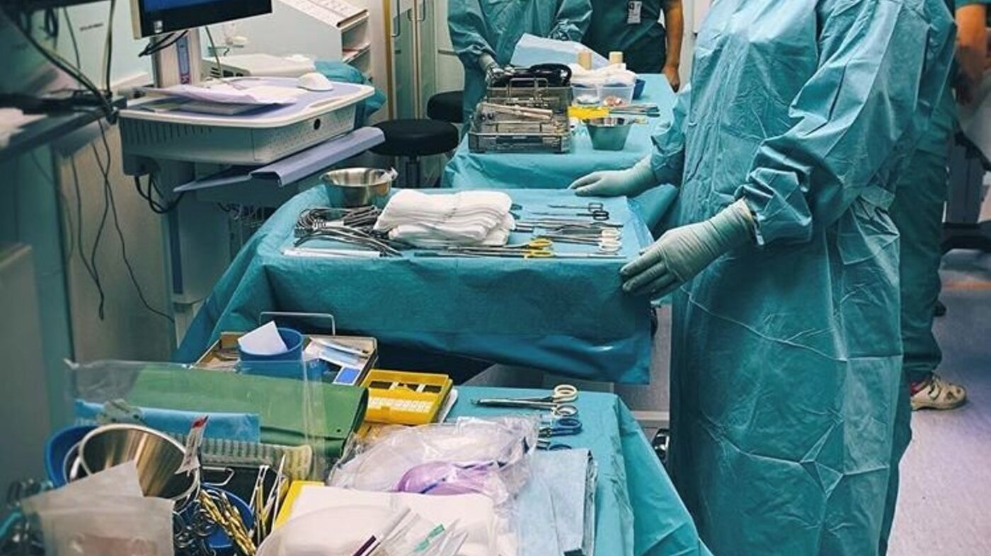 Bildet viser forberedelser på operasjonsstue.
