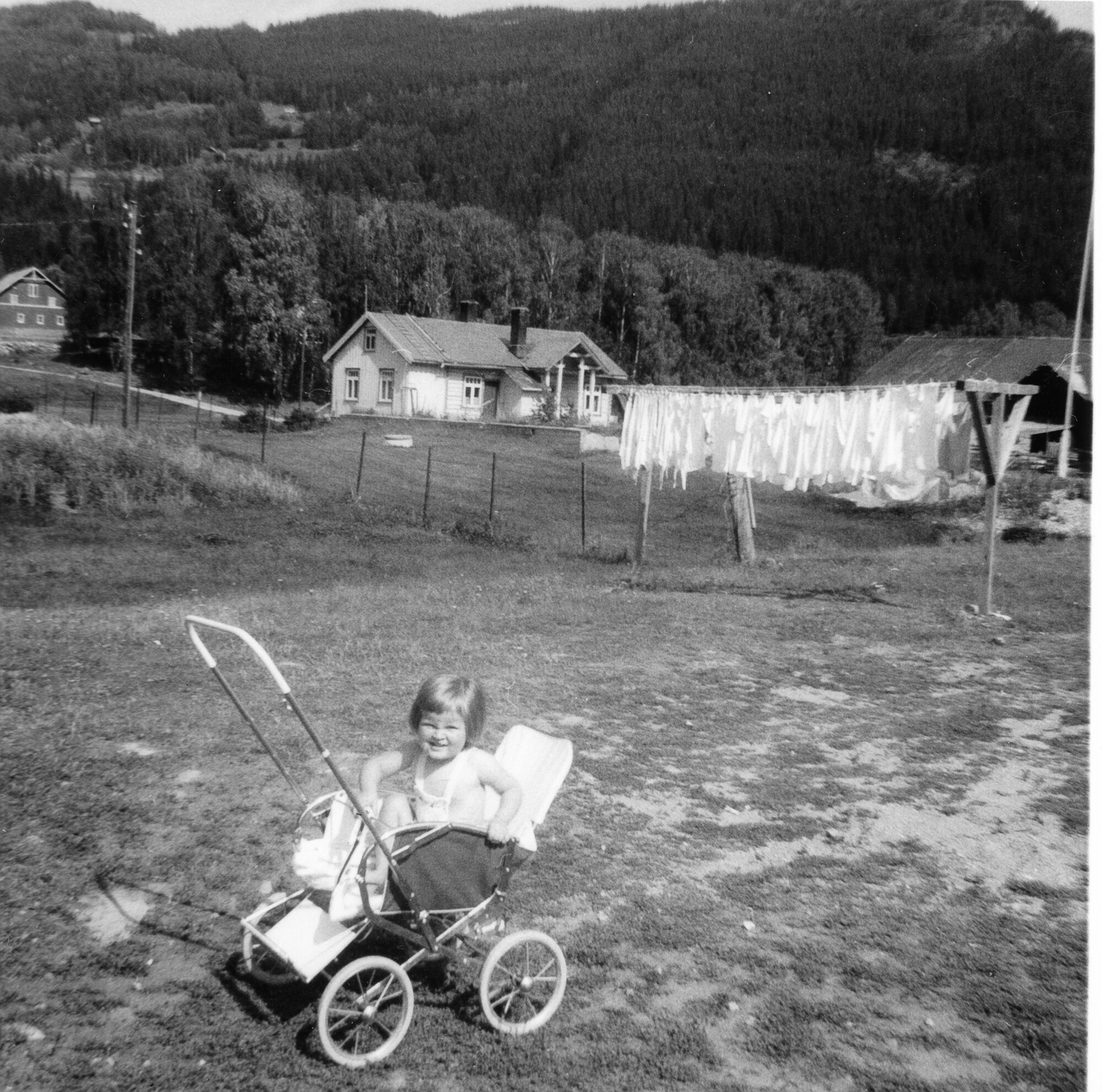 Karin Jonli Bildet viser Karin Jonli som sitter i en sportsvogn.
