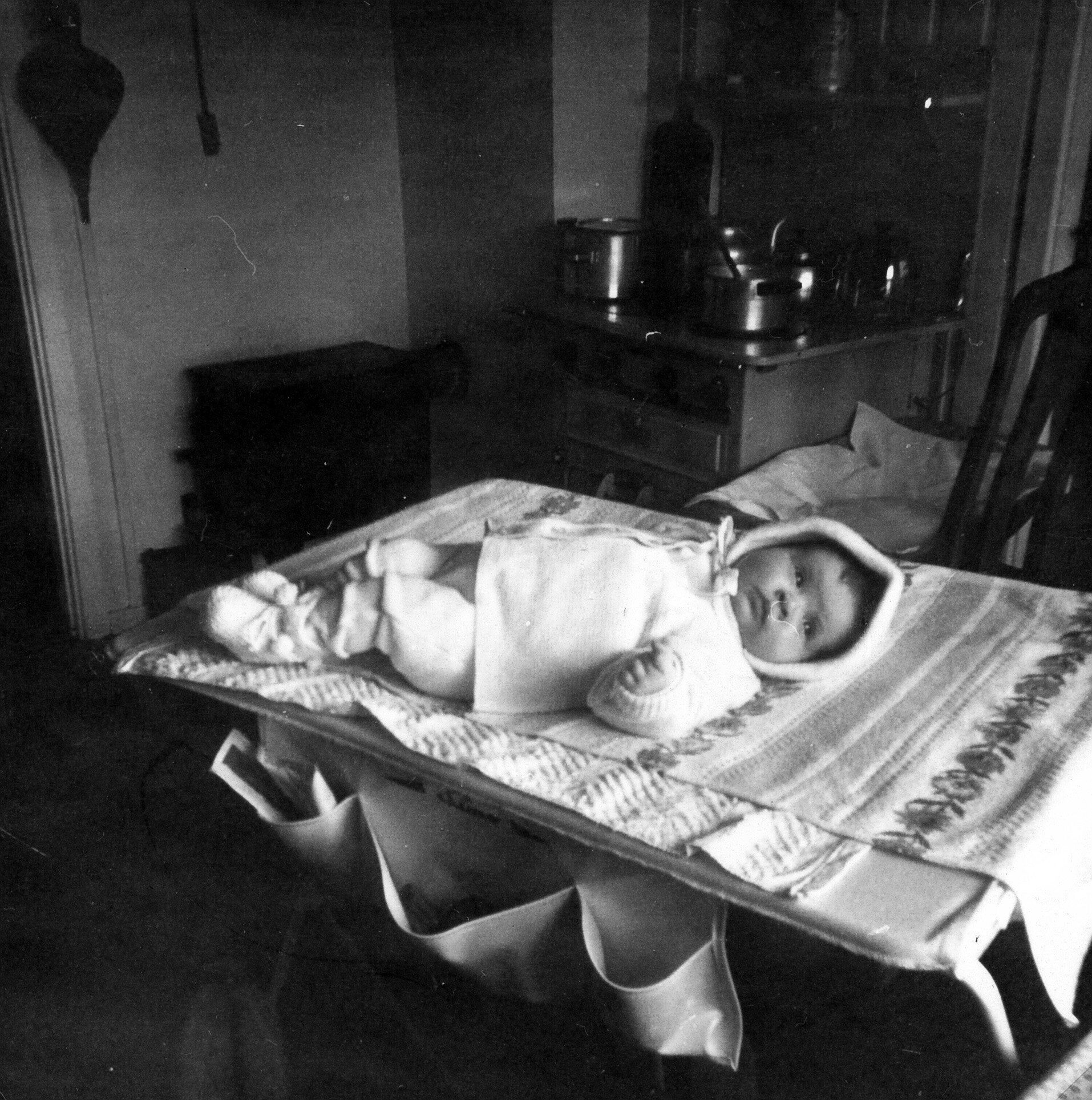 Karin Jonli Bildet viser Karin Jonli som baby liggende på et stellebord.